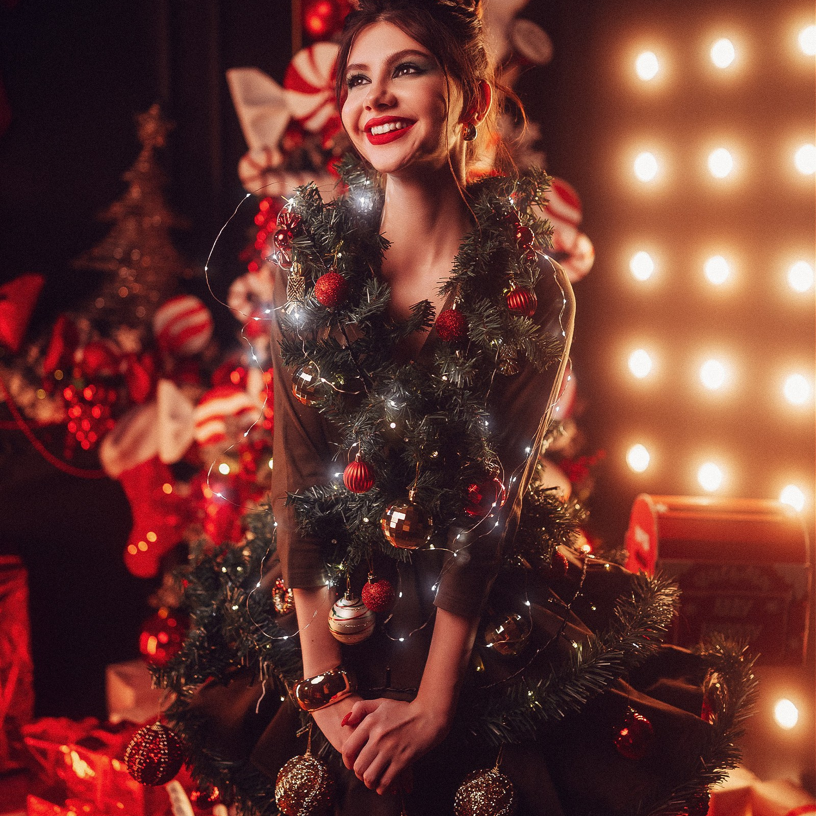 в костюме елки фотосессия. девушка наряжена в хвою