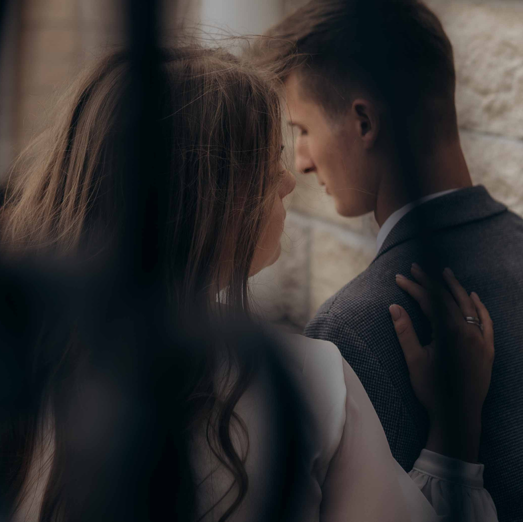 Молодожены на свадебной фотосессии. Фрейминг композиция кадра.