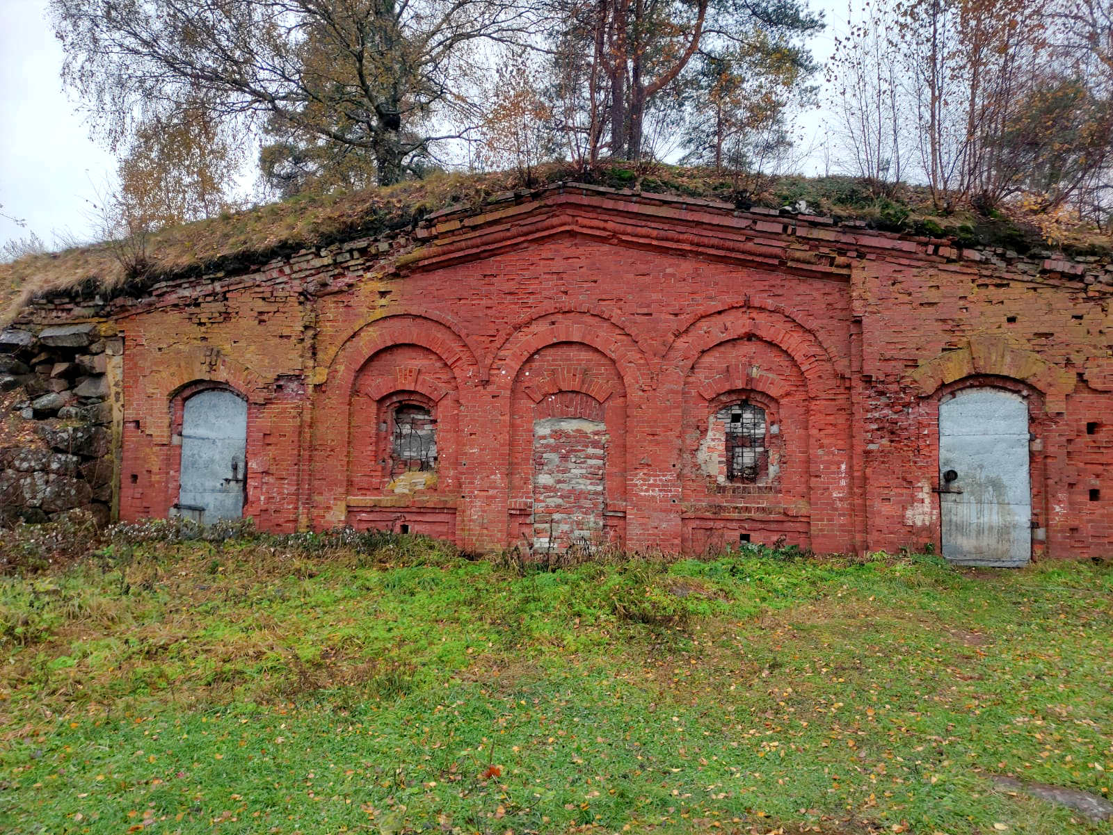 Краснокирпичный фасад форта Тронгзунд