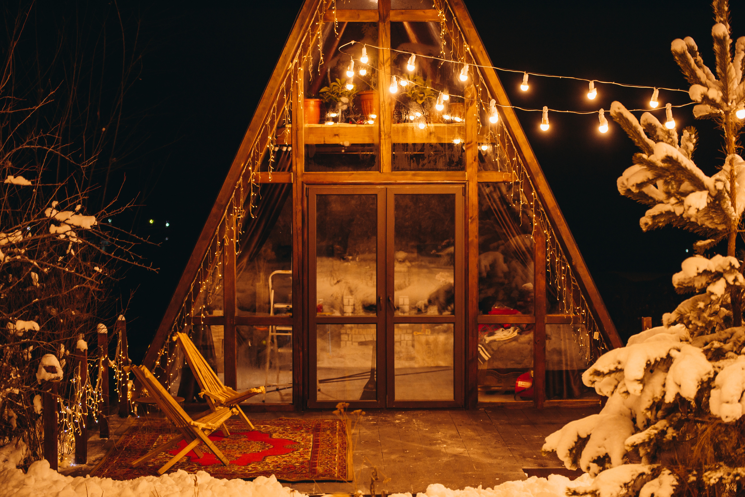 Новогодняя фотосессия для всей семьи в Иркутске Заснеженные ели новогодняя атмосфера афрейм фотостудия с гирляндами и верандой