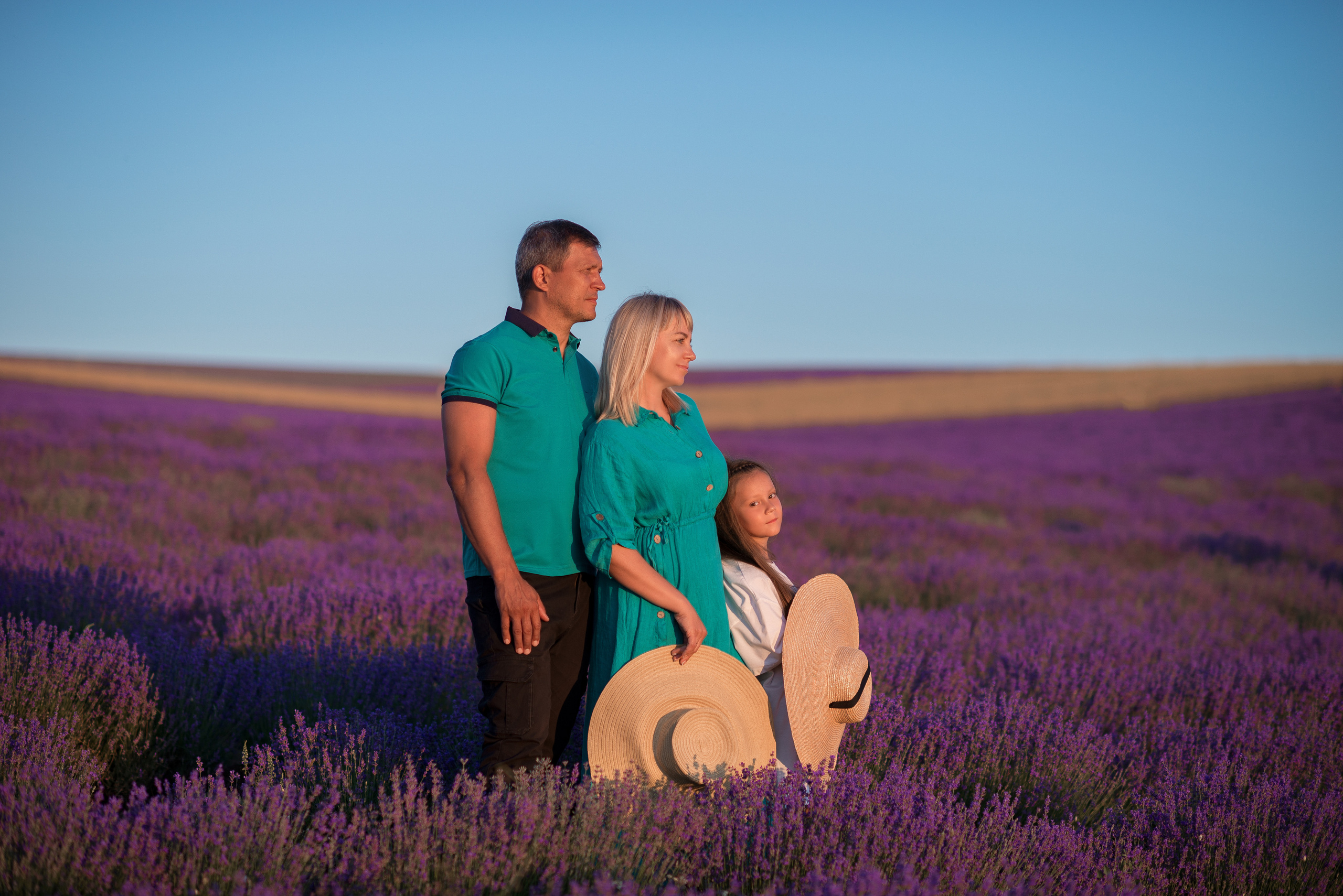 Фотосессия в цветущей лаванде для семьи на закате