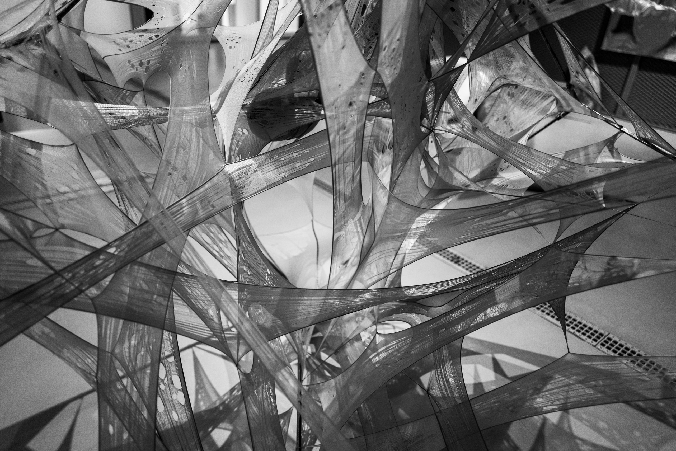 Инсталляция с чулками в Паркинг Галерее в Зарядье