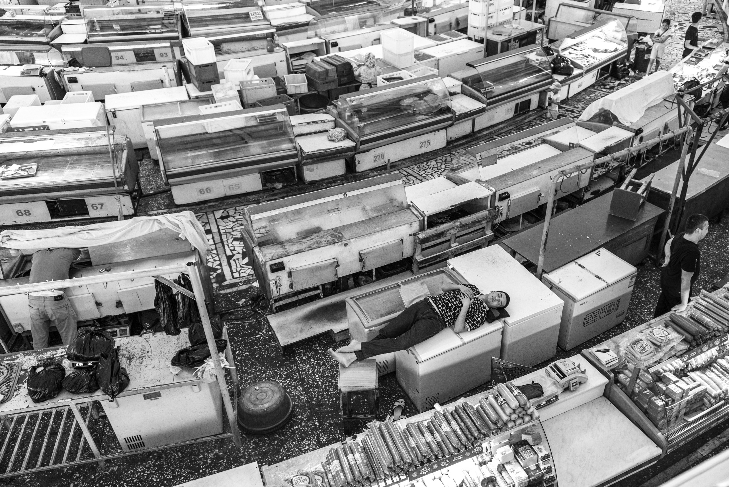 Продавец спит на базаре