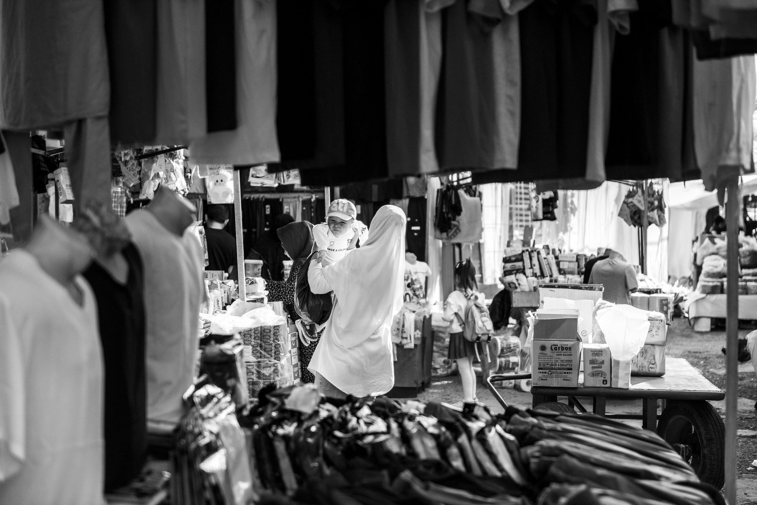 Девушка с ребенком на базаре Чорсу