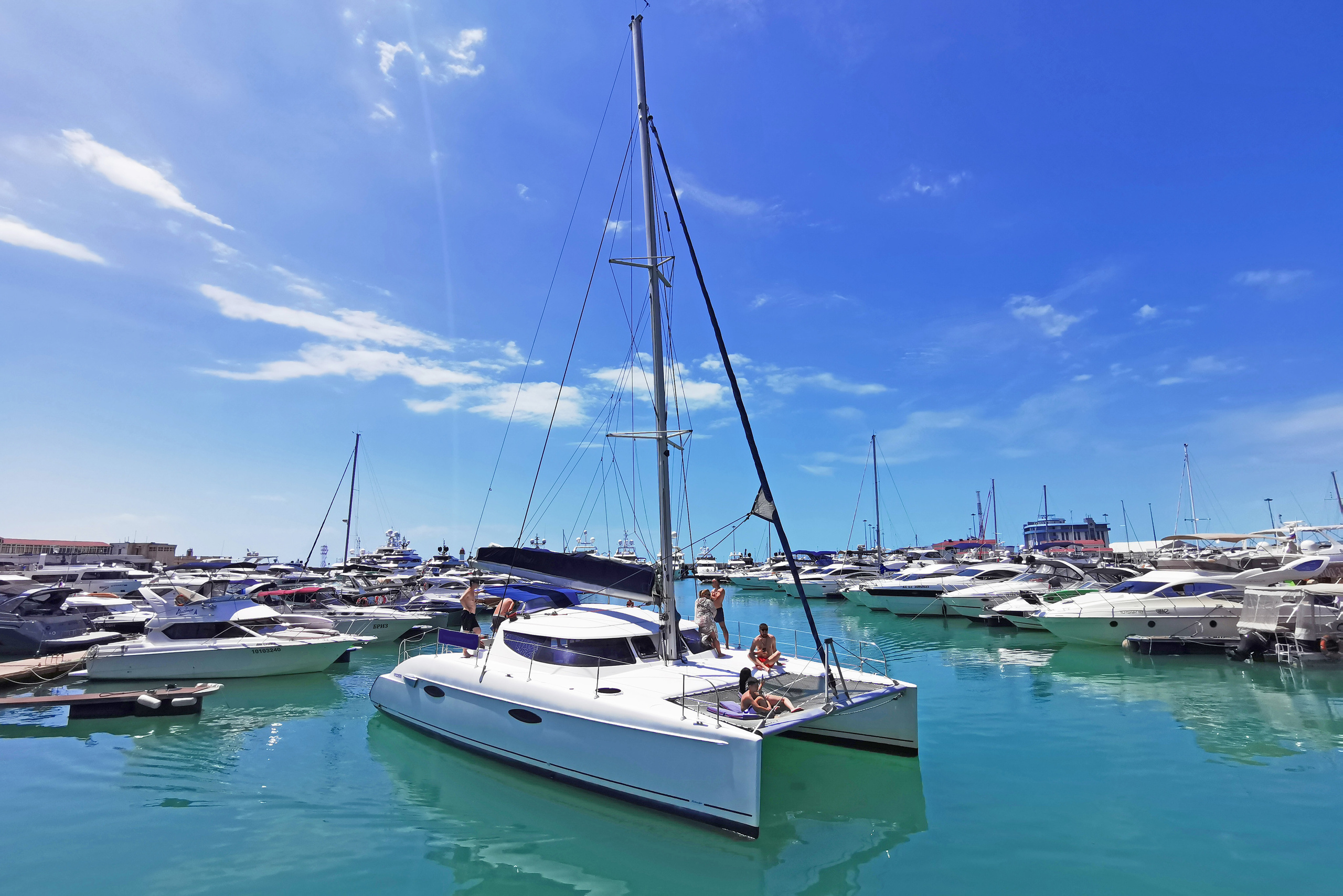 Катамаран моторно парусный Апрель Lavezzi 40 аренда яхт в Сочи Yachtvip.ru