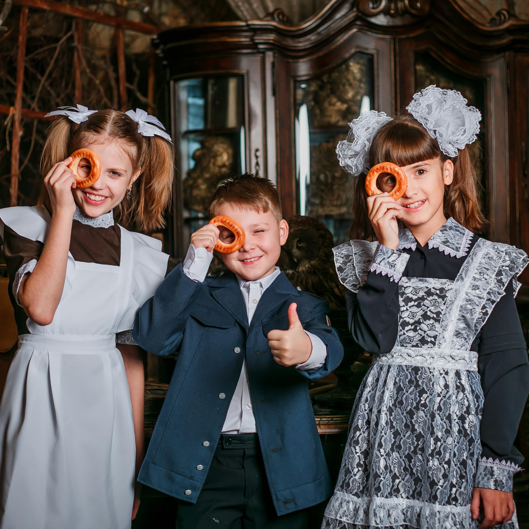 Идея для выпускной фотосессии - школьницы на фоне больших неоновых букв.