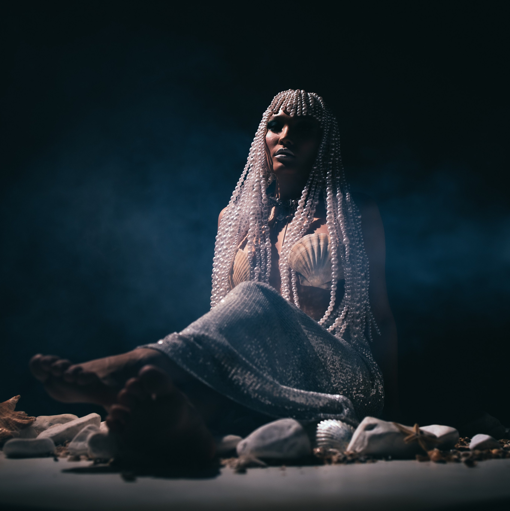 Образ русалки с помощью парика. Темный фон, дым-машина, ракушки. Фотограф санкт-петербург атмосферные снимки