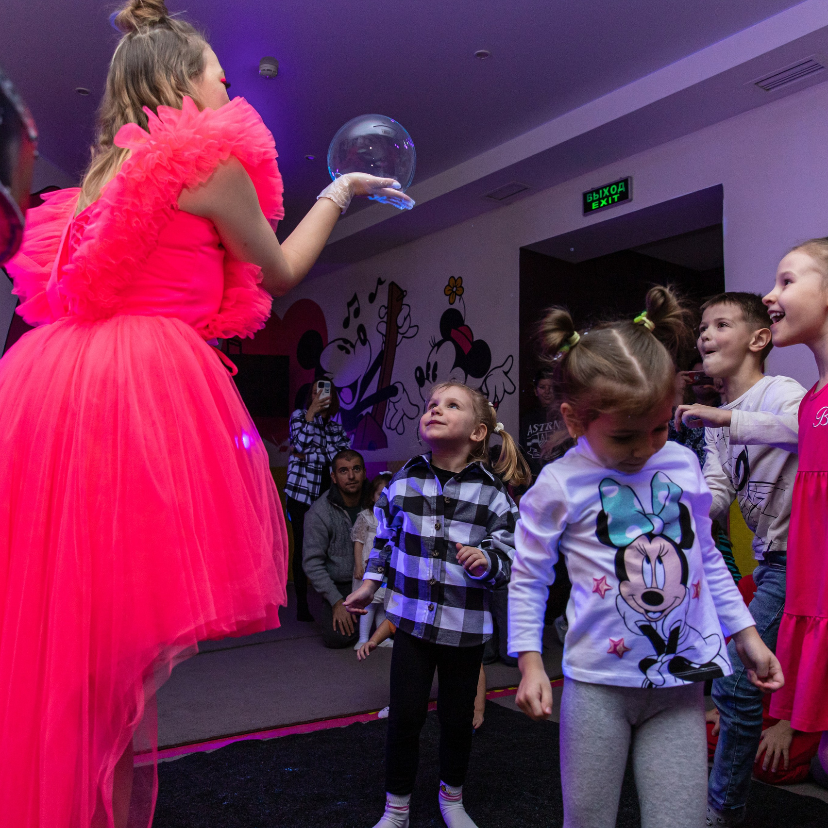 Дети с аниматором играют на детском дне рождении