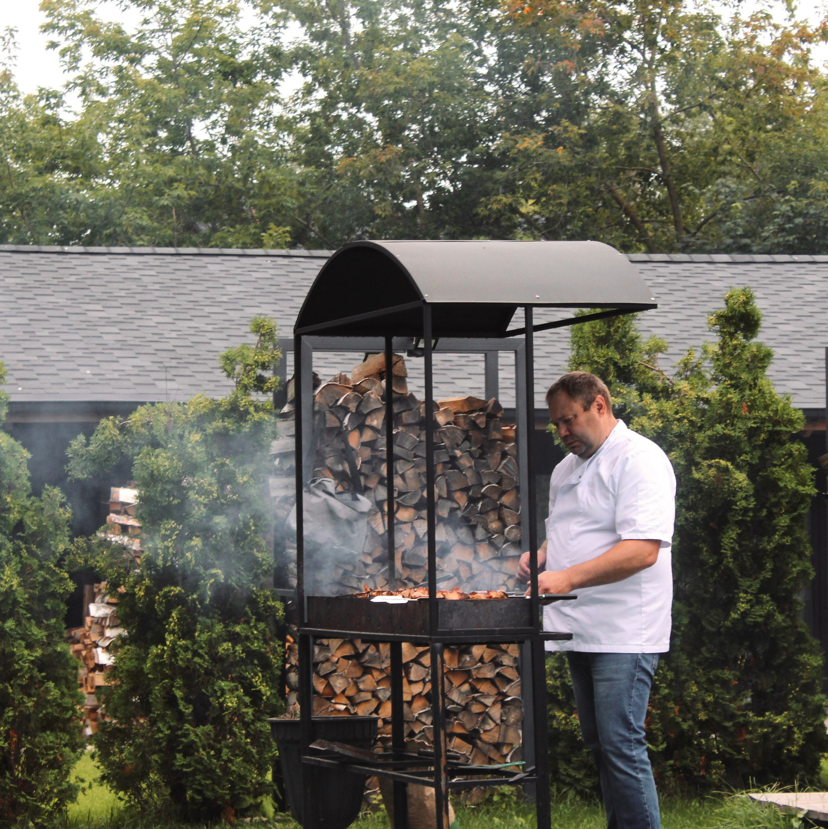 Мужчина жарит шашлык