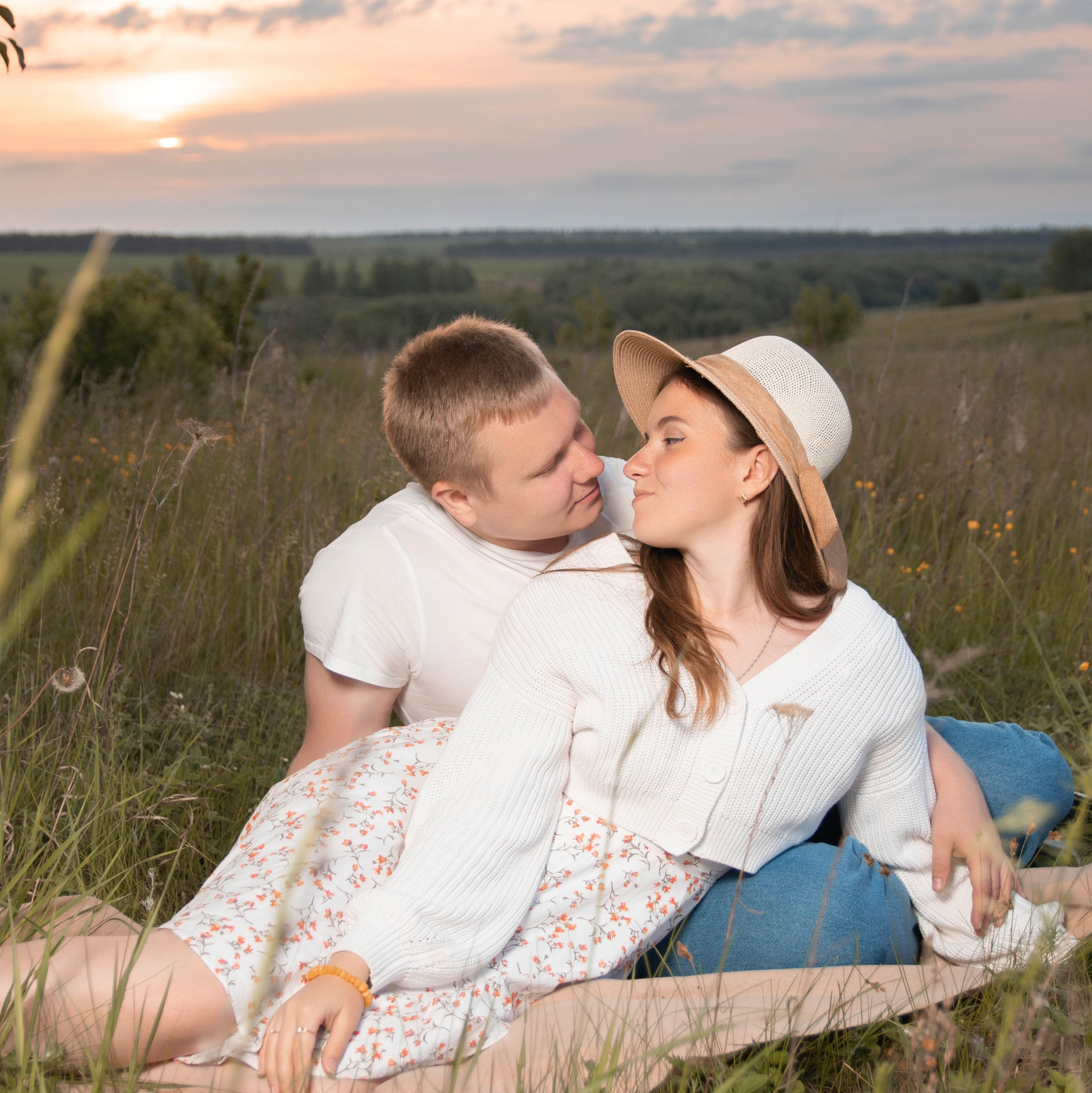 Love Story перед свадебной фотосессией на природе на фоне восходящего солнца