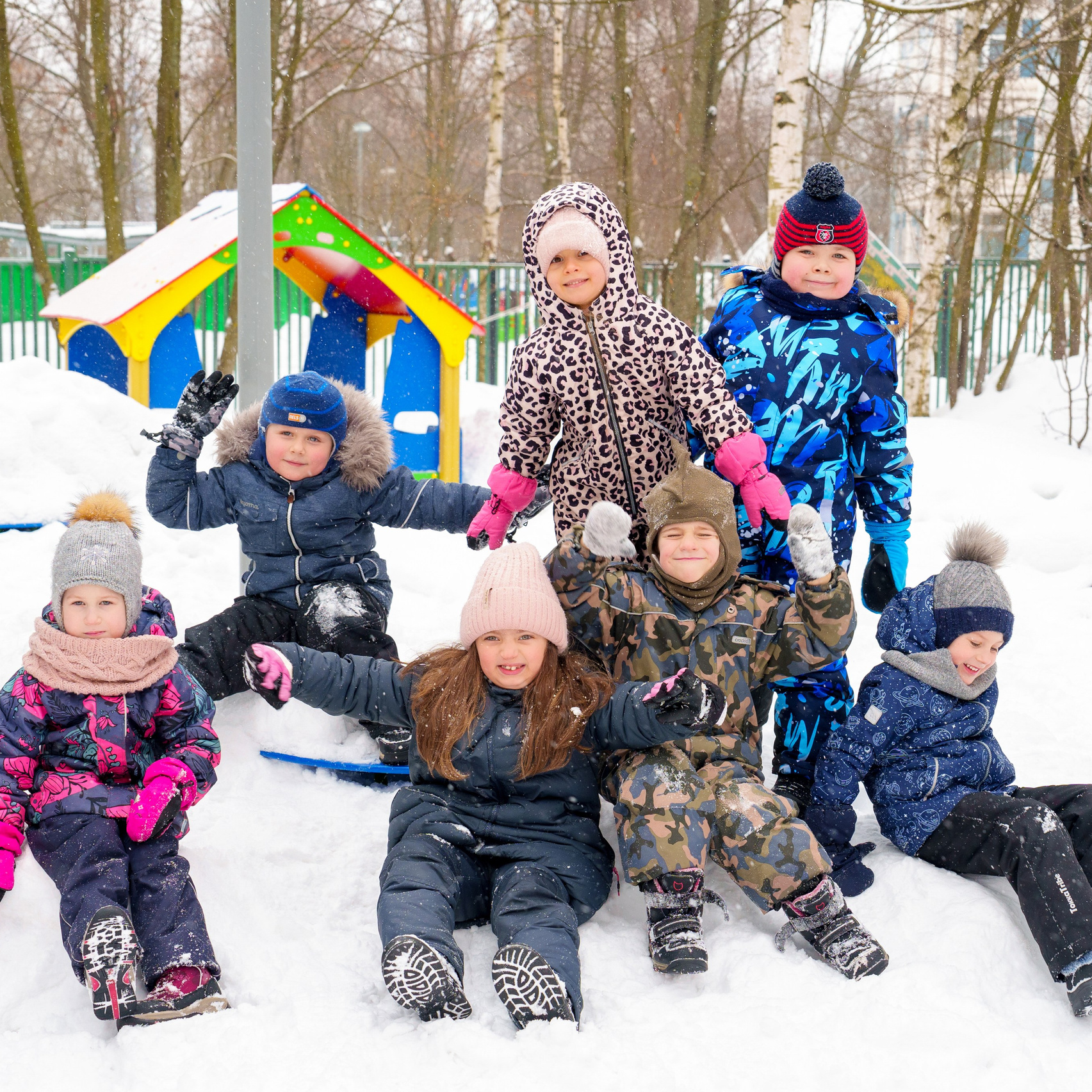 Зимняя прогулка в детском саду Южный. Дети зимой на детской площадке. Фотосессия в снегу.