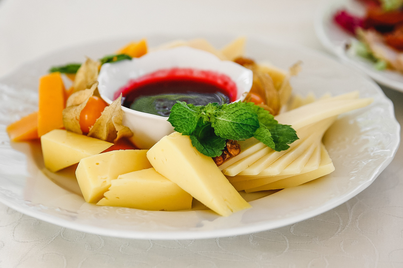 Классическое сырное ассорти с ягодным соусом и орешками (Маздам, Чеддер, Тильтизер, Джугас)