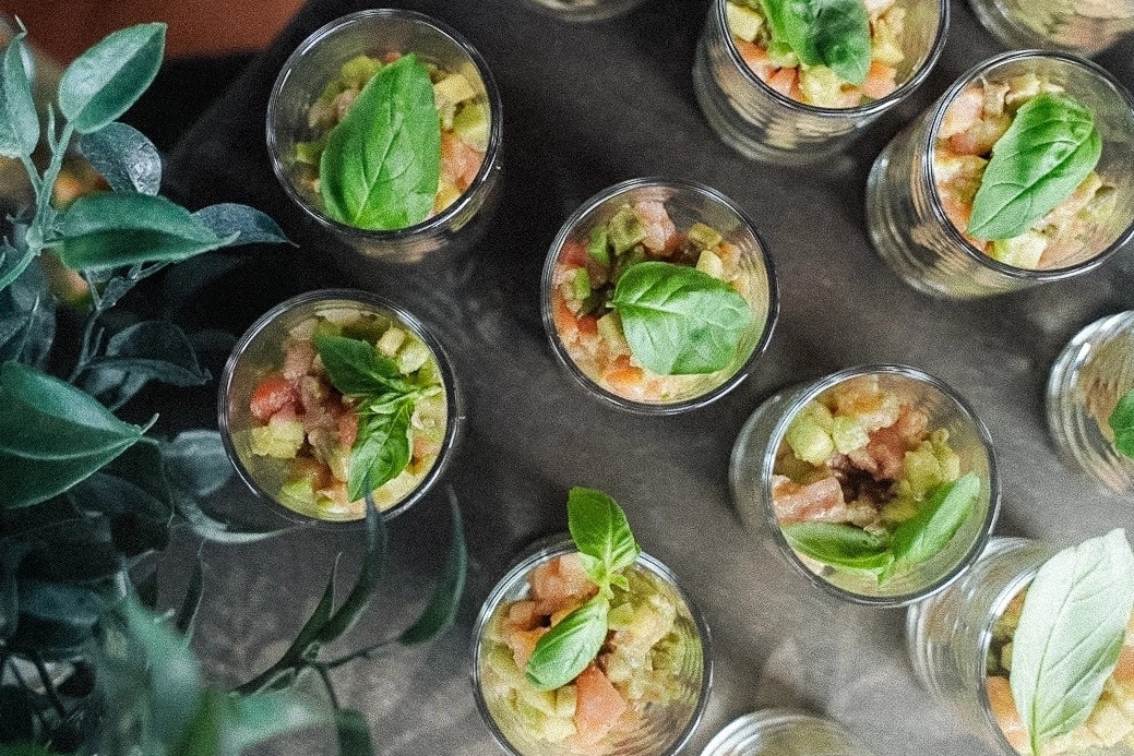 Тар тар из слабосоленой семги с авокадо под имбирным соусом