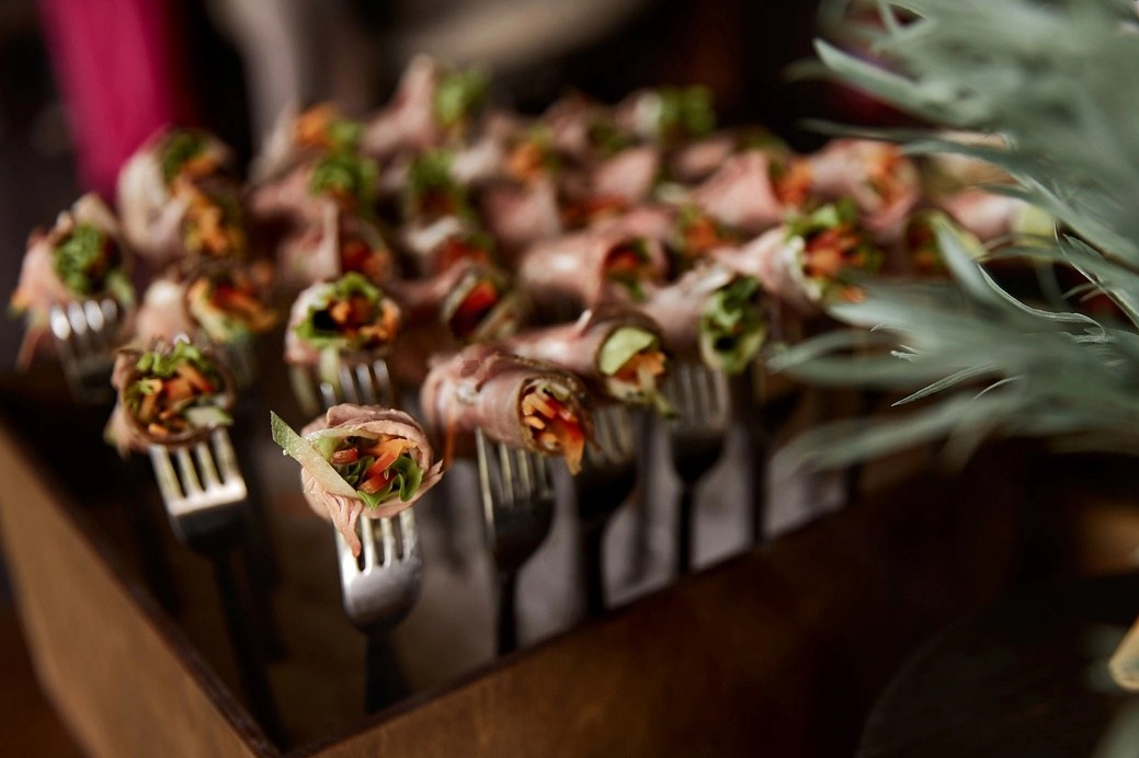 Фуршетная закуска Ростбиф со свежими овощами и пряной заправкой