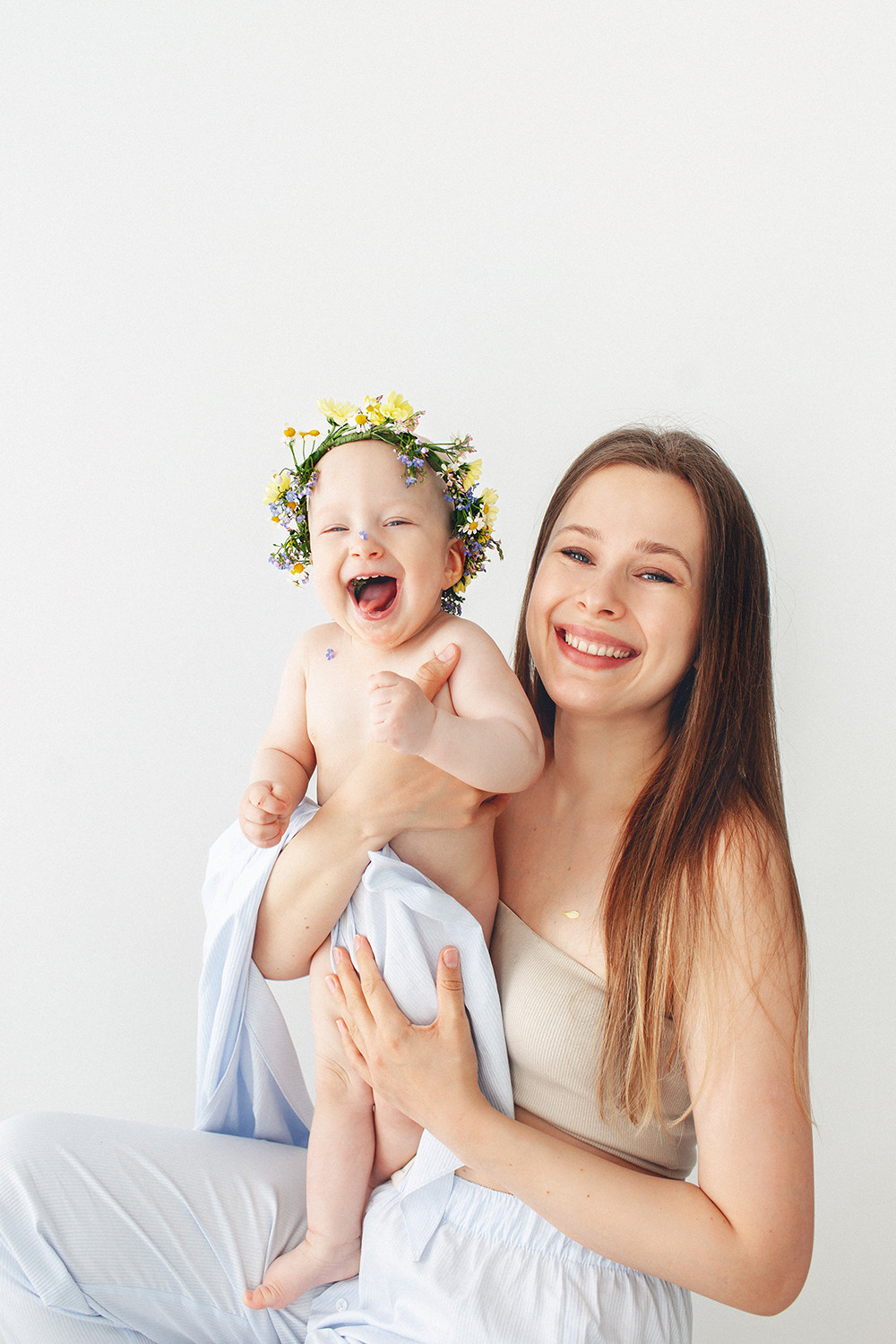 Фотосессия для годовалой Мии с цветами. Детский фотограф в Самаре