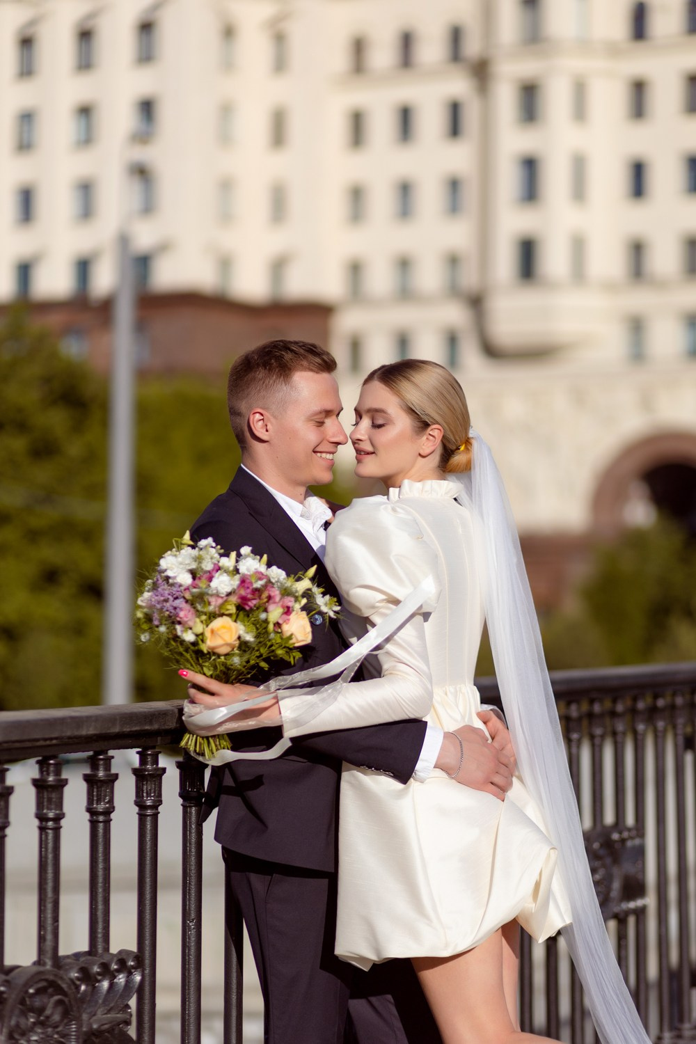 Фотосессия свадебной пары на Котельнической набережной фоне сталинской высотки