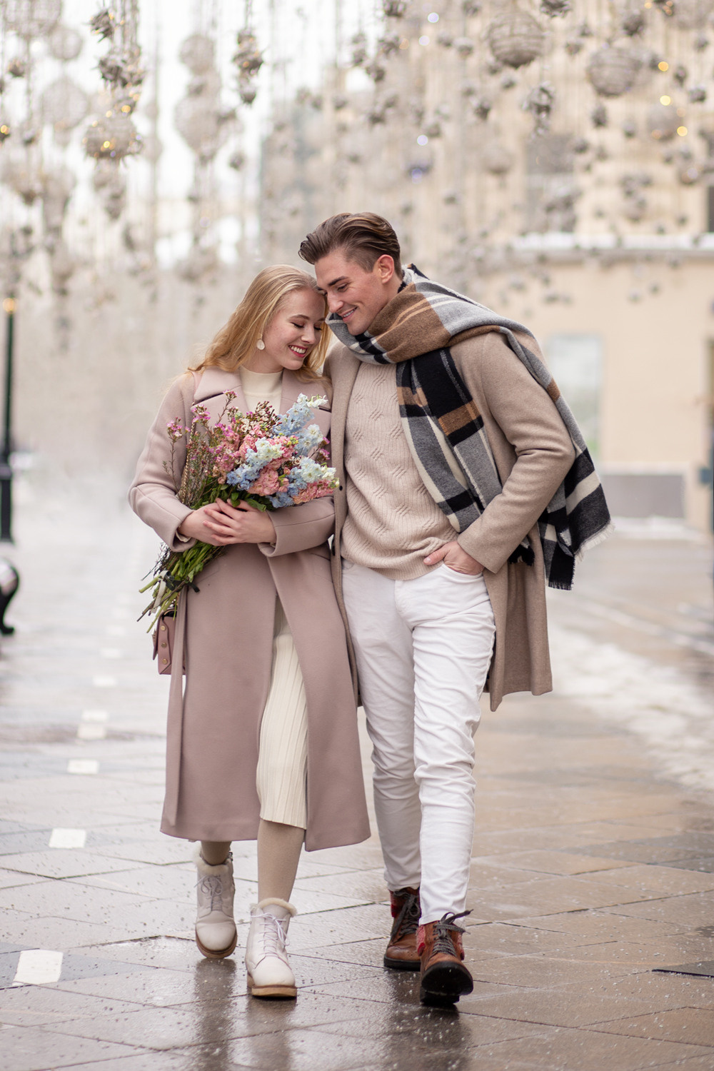 Влюбленные прогуливаются по центру Москвы в Новый год