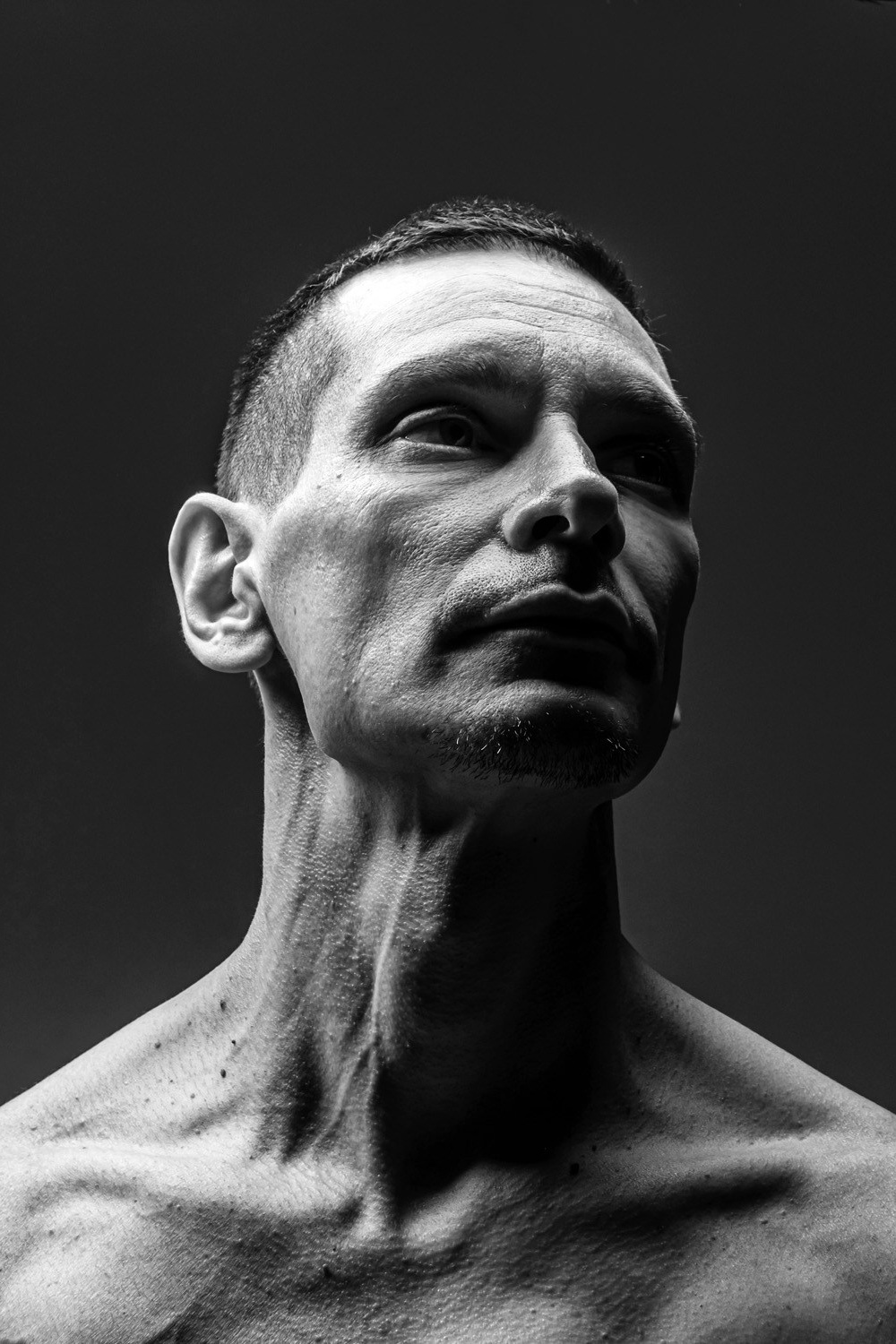 Чёрно-белый мужской портрет с выразительной линией шеи — фотограф из Краснодара