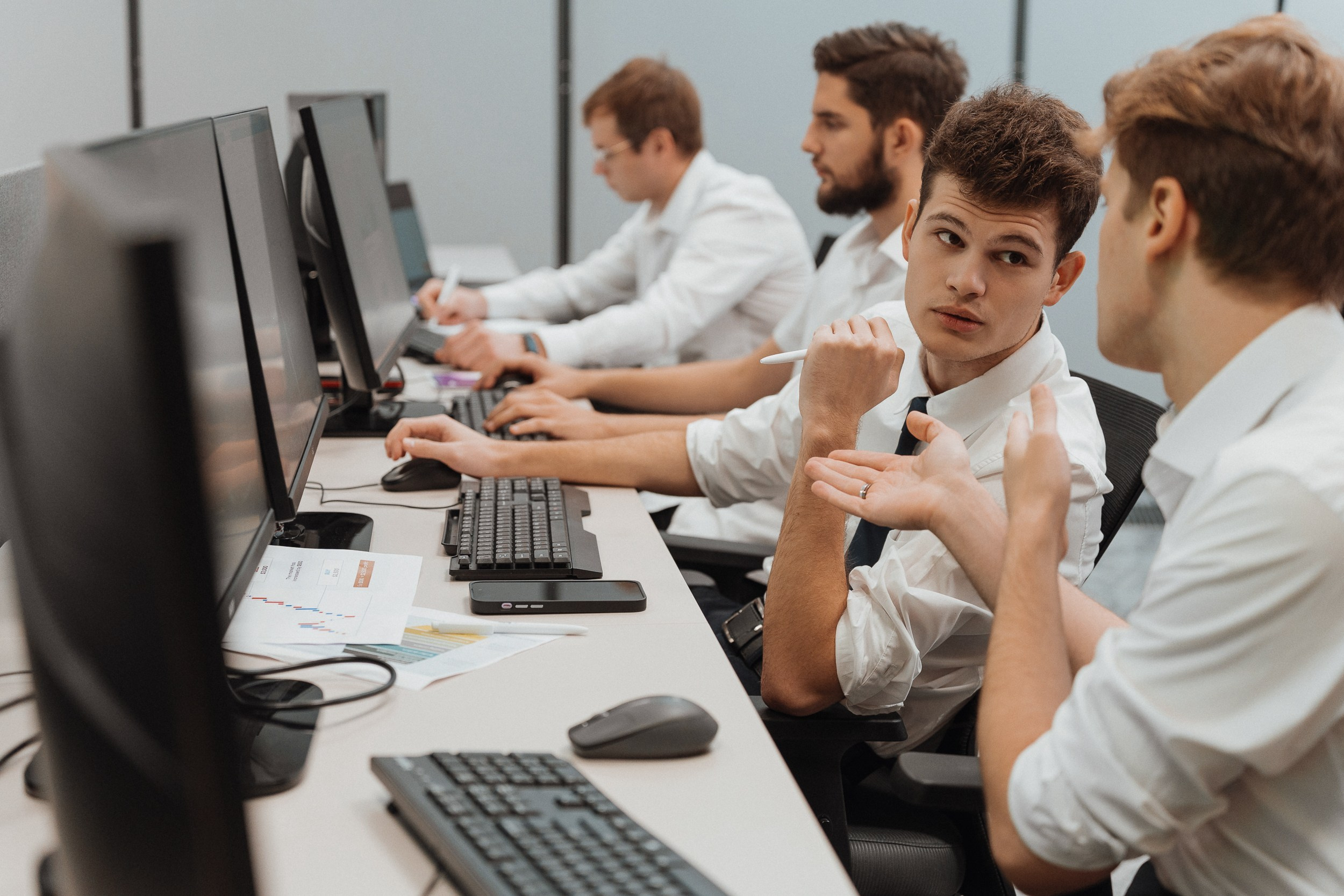 Сотрудники IT-компании за работой в офисе, репортажная съёмка для сайта