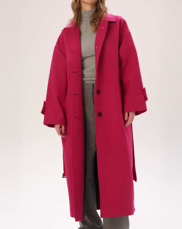 Каталожный исходник для ИИ-генерации — модель в ярко-розовом пальто на светлом студийном фоне