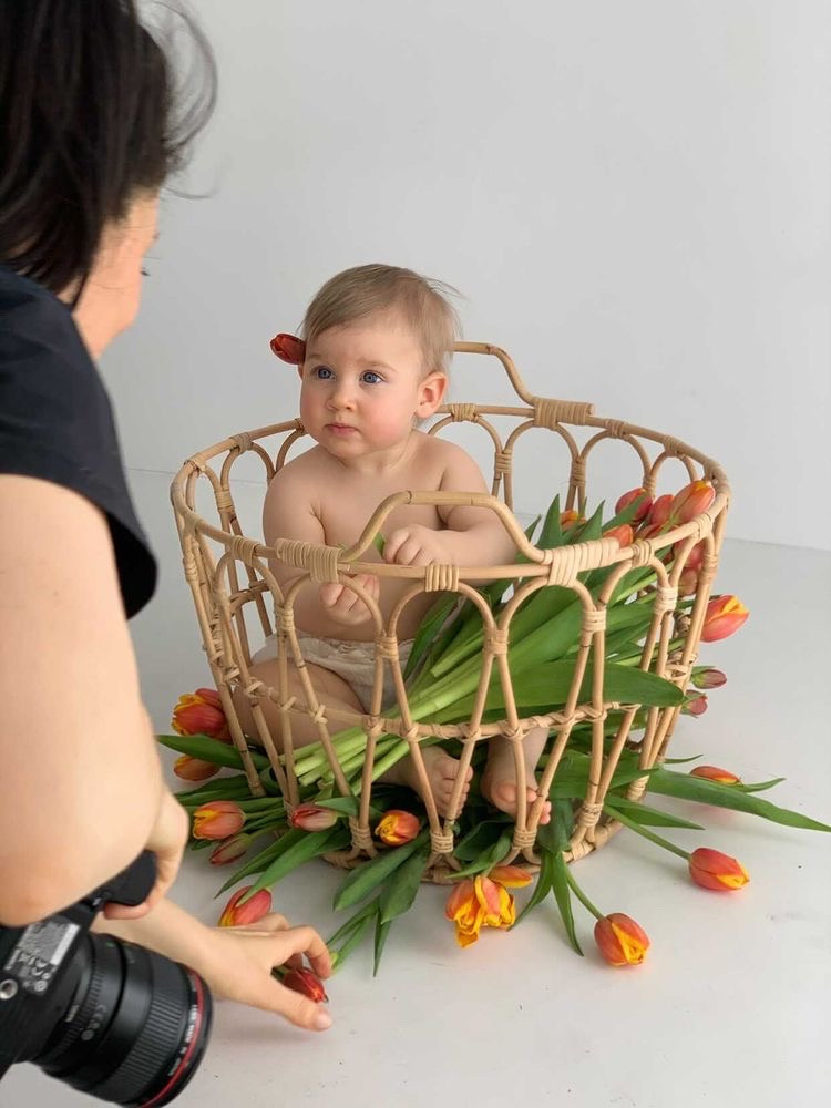Маленькая Ясна в свой первый годик в Маленькой студии с тюльпанами. Детский фотограф в Самаре