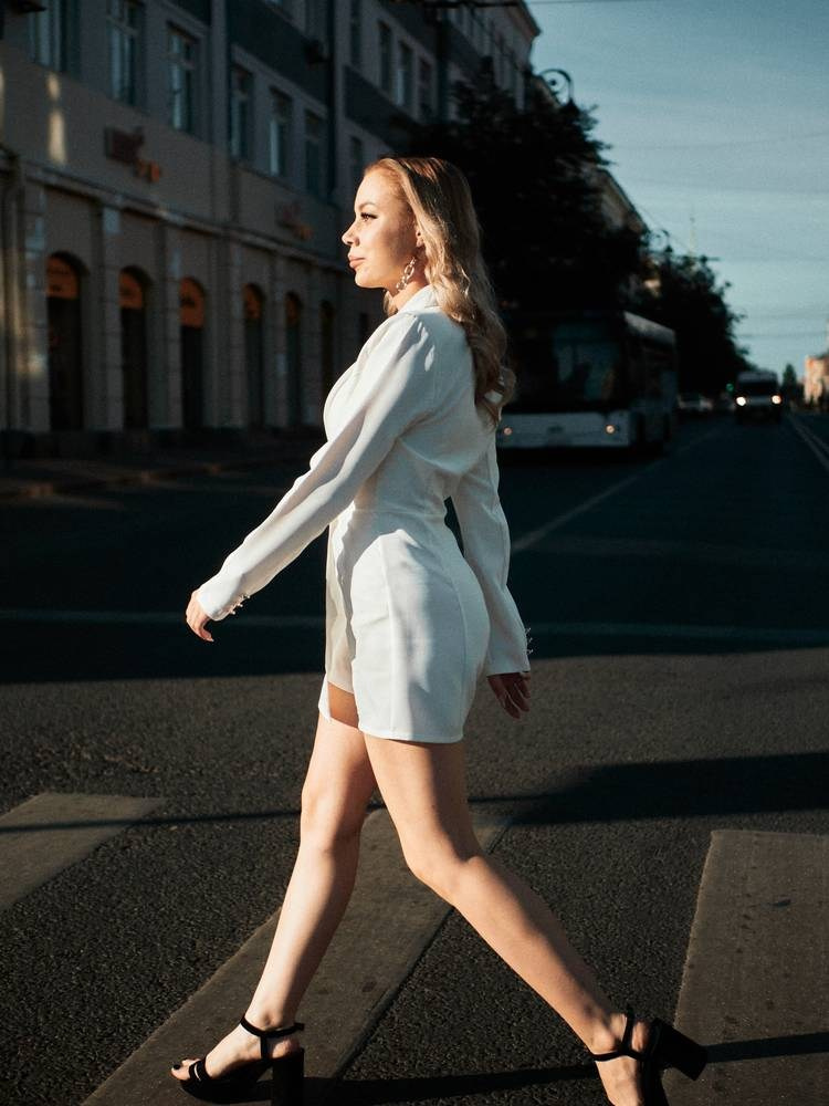 Фотография девушки, идущей через дорогу с гордо поднятой головой