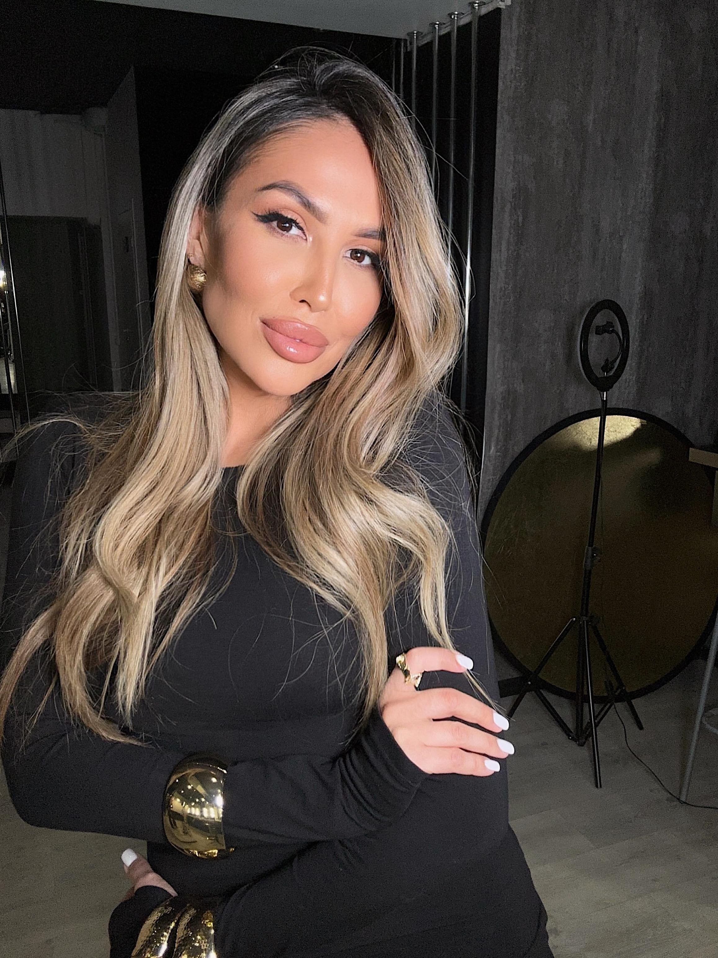 Контакты. Фотограф Барно Каримова