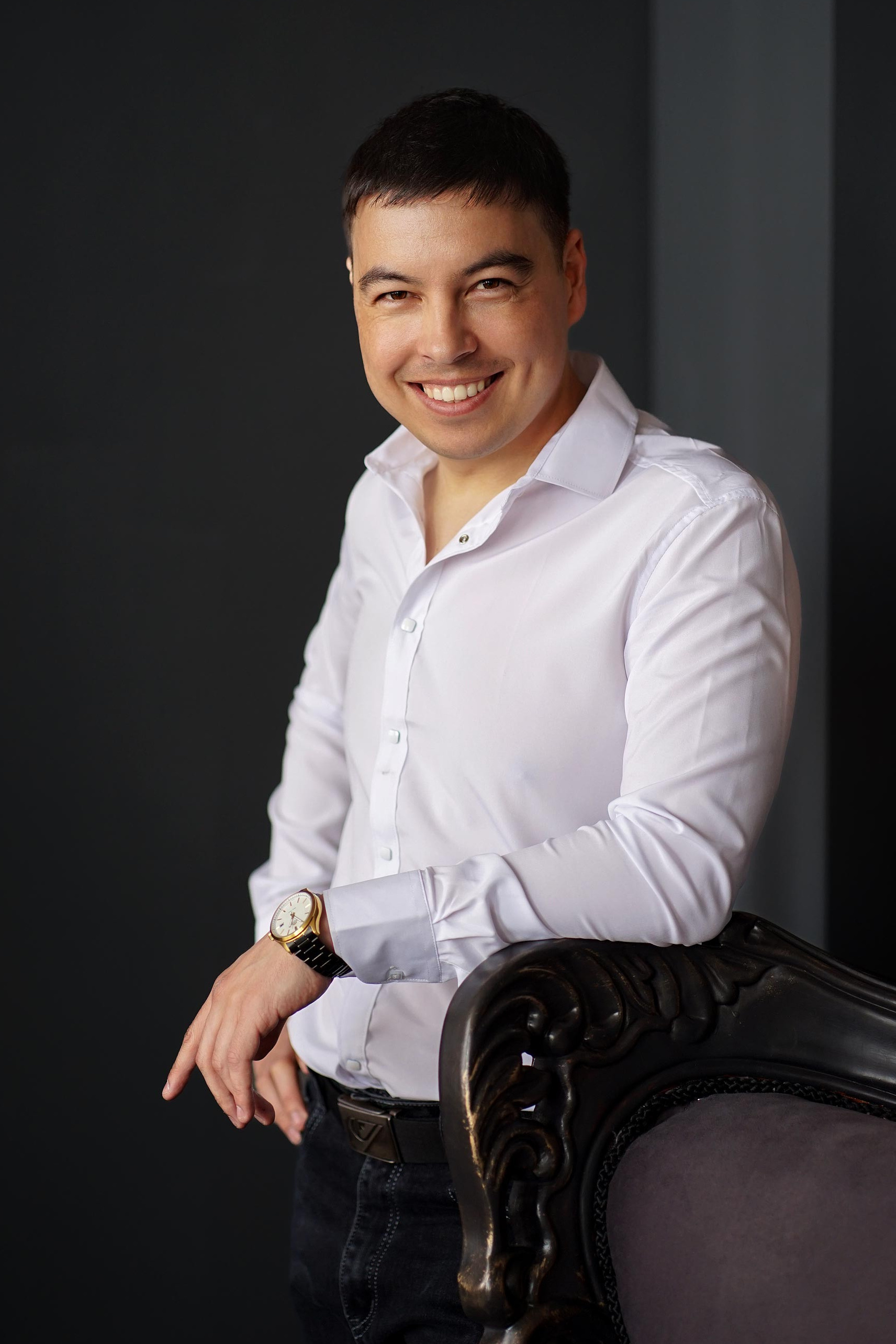 Мужской портрет в студии на чёрном фоне