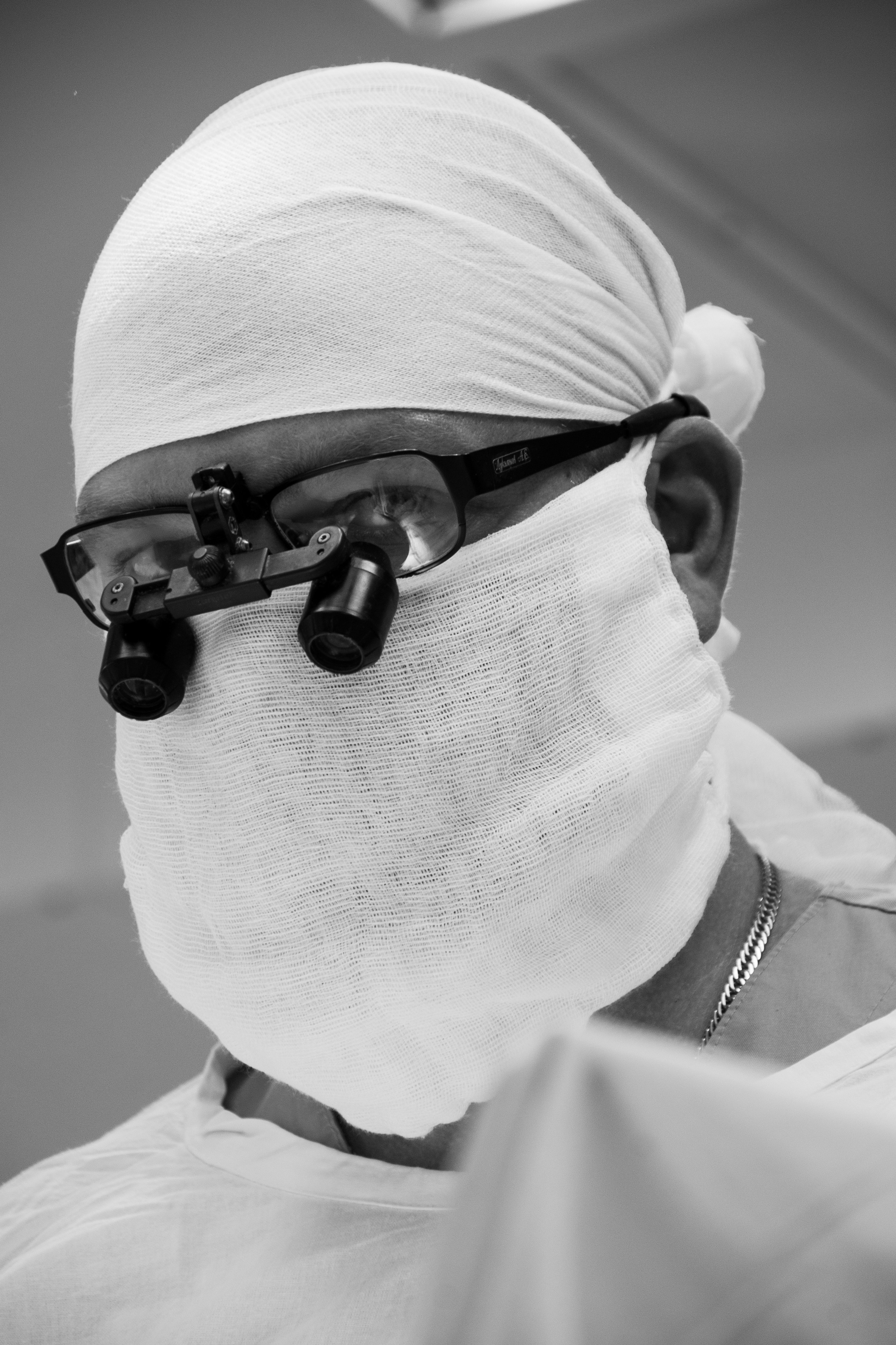 Портрет спящего новорождённого в объятиях рук отца и матери