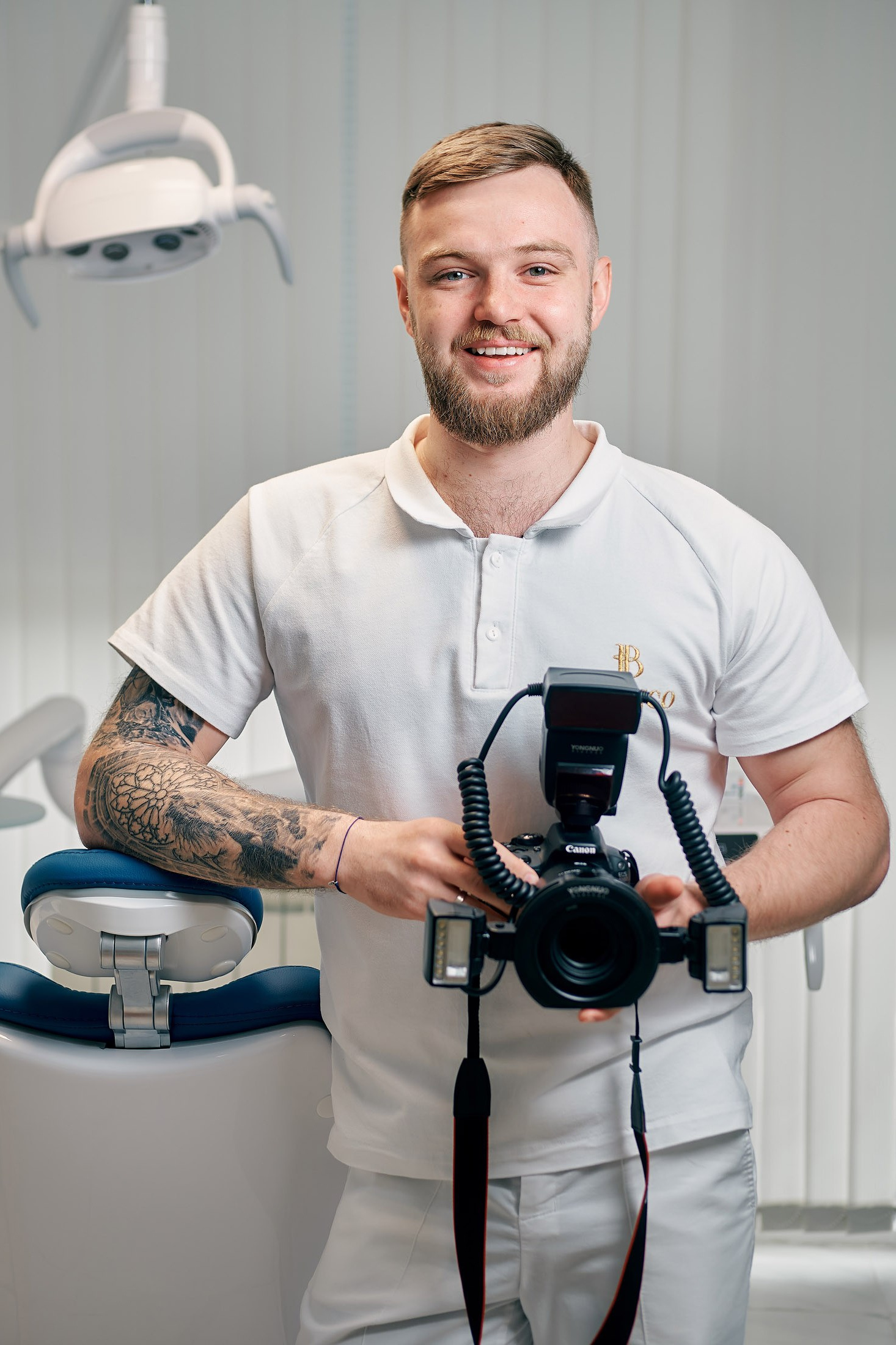 Профессиональный портрет врача - стоматолога, улыбающегося на фоне медицинского кабинета