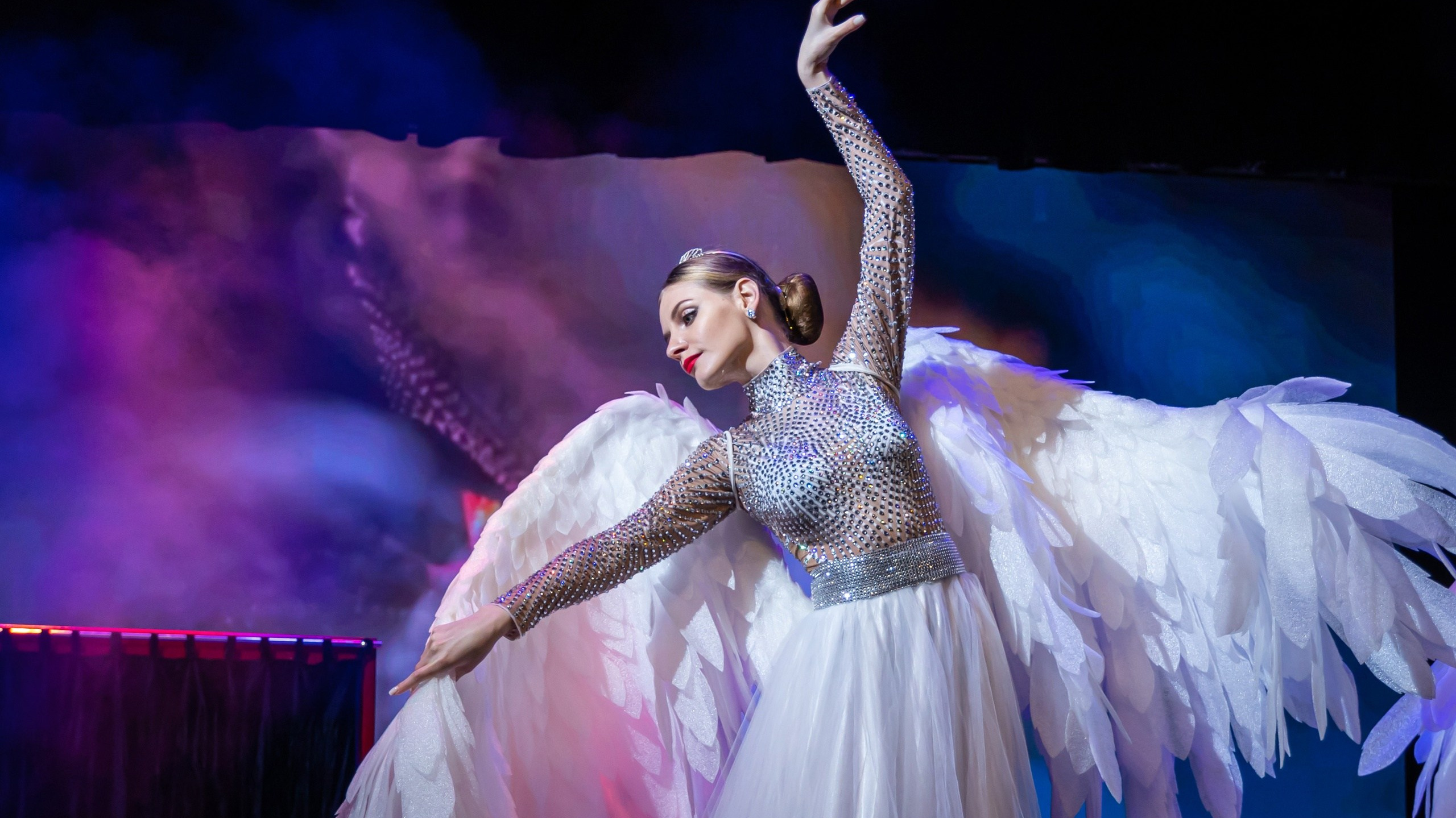 Ре́портажная фотография — это жанр фотографии, который фиксирует события в их естественном развитии, без постановки или вмешательства фотографа. Основная цель репортажной съёмки — передать атмосферу события, эмоции участников и ключевые моменты. Этот жанр широко используется в журналистике, документалистике и социальной фотографии. Особенности репортажной фотографии:Естественность: Фотограф не вмешивается в происходящее, стараясь запечатлеть моменты такими, какие они есть.Динамика: Часто съёмка ведётся в движении, что требует от фотографа быстрой реакции и умения работать в условиях ограниченного времени.Эмоции: Важным элементом являются эмоции участников события, которые передают зрителю атмосферу происходящего. Сюжетность: Кадры должны рассказывать историю, быть связанными между собой и передавать ход события. Технические аспекты: Используются объективы с переменным фокусным расстоянием (зумы), чтобы быстро адаптироваться к изменяющимся условиям. Часто применяется высокая светочувствительность (ISO) для съёмки в условиях слабого освещения.