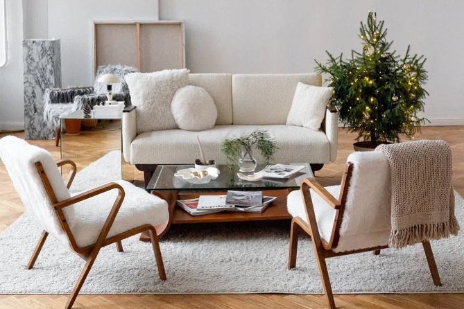 гостиная с белыми креслами и круглым столиком