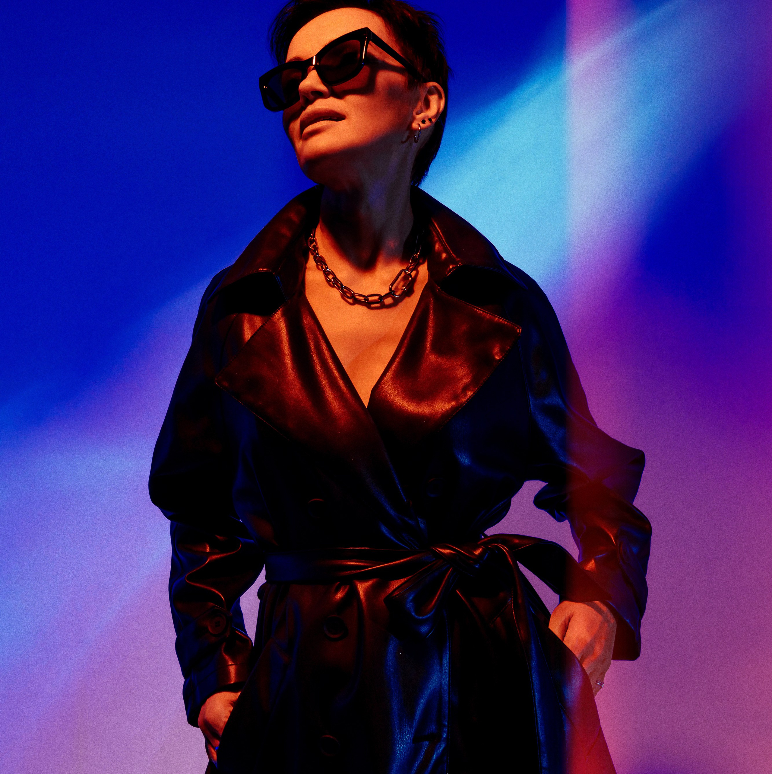 Индивидуальный портретный фотограф создает выразительный кадр в студии