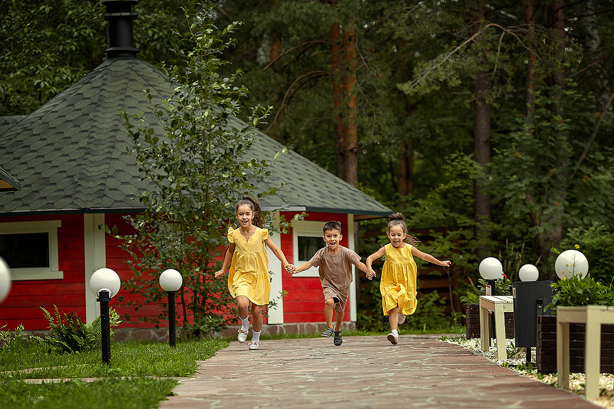Семейная фотосессия в Клубе Тепло-уют и в лесу. Детский и семейный фотограф в Екатеринбурге