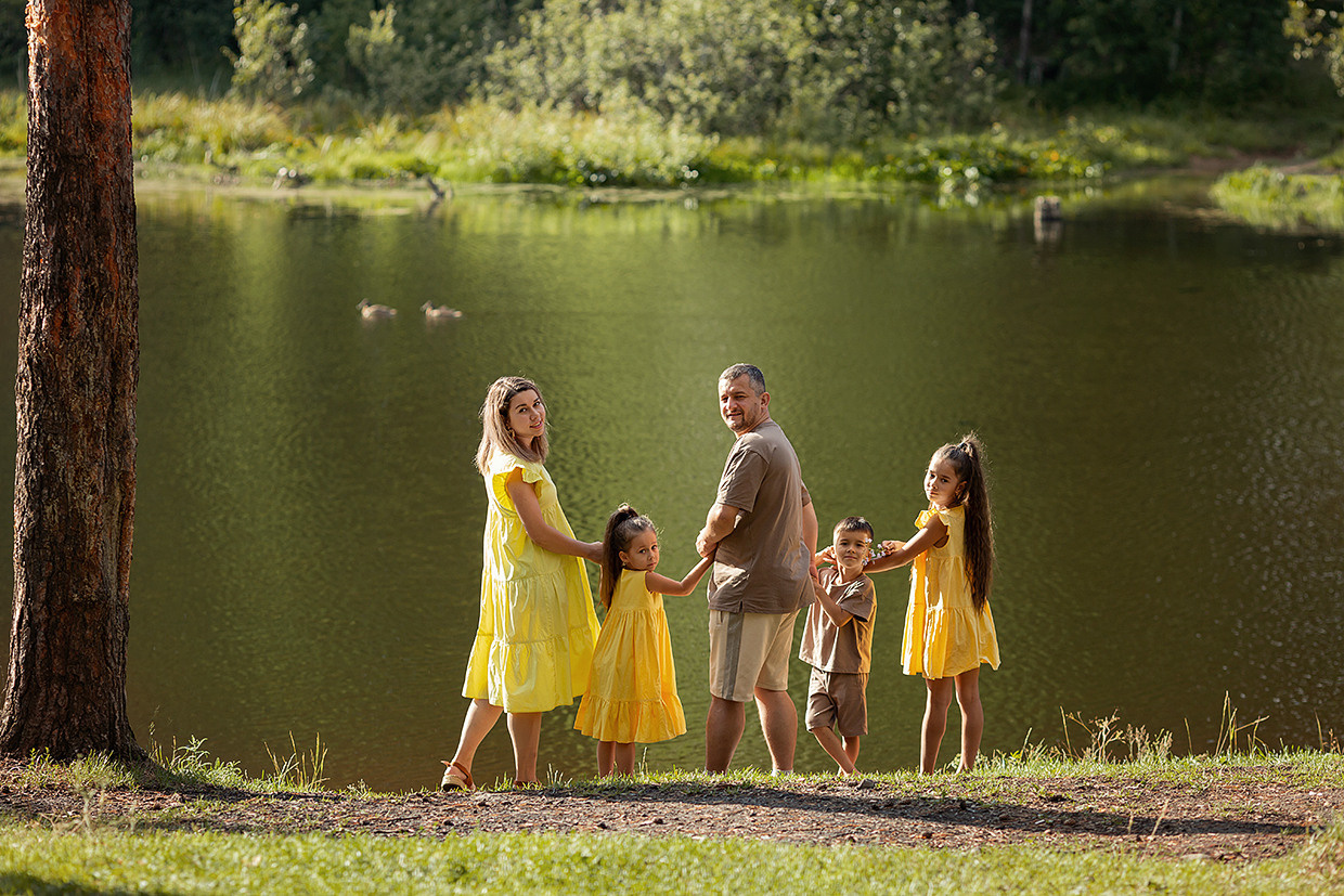 Семейная фотосессия в Клубе Тепло-уют и в лесу. Детский и семейный фотограф в Екатеринбурге