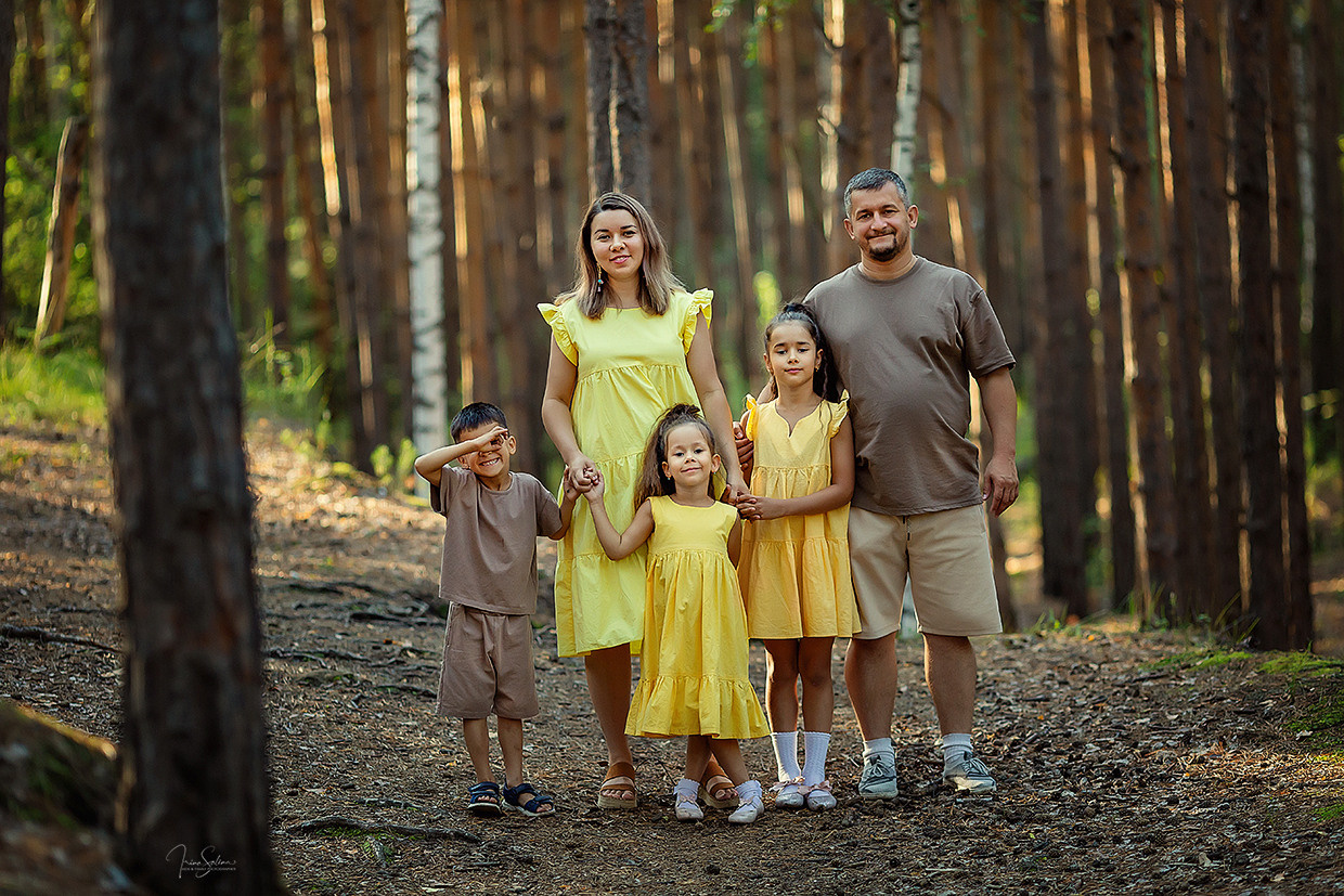 Семейная фотосессия в Клубе Тепло-уют и в лесу. Детский и семейный фотограф в Екатеринбурге