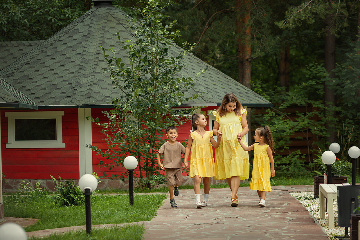 Семейная фотосессия в Клубе Тепло-уют и в лесу. Детский и семейный фотограф в Екатеринбурге