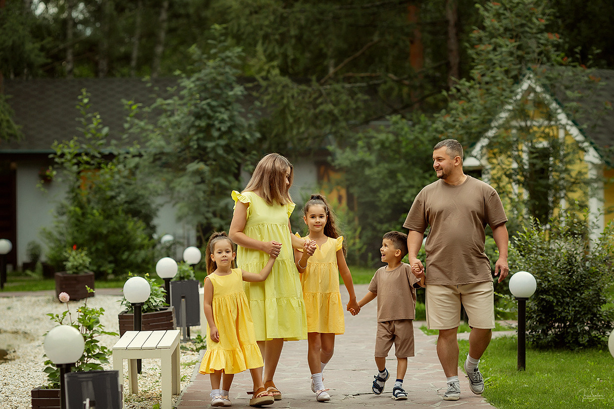 Семейная фотосессия в Клубе Тепло-уют и в лесу. Детский и семейный фотограф в Екатеринбурге