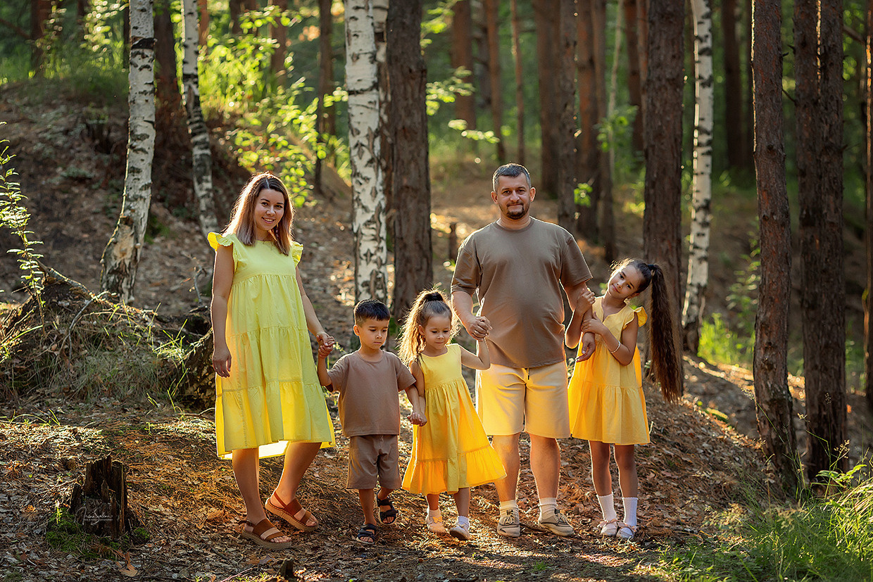 Семейная фотосессия в Клубе Тепло-уют и в лесу. Детский и семейный фотограф в Екатеринбурге