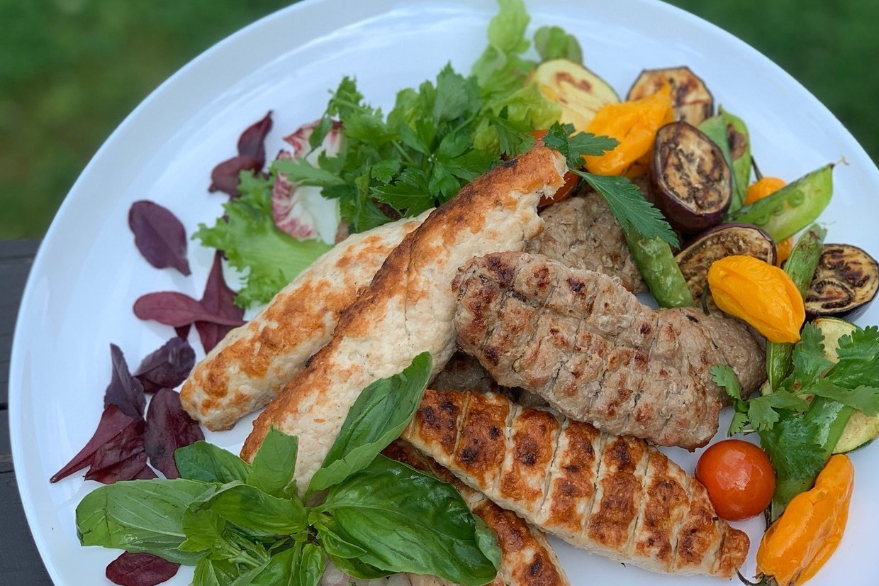 Ассорти люля-кебаб (курица, баранина) подается с домашней аджикой