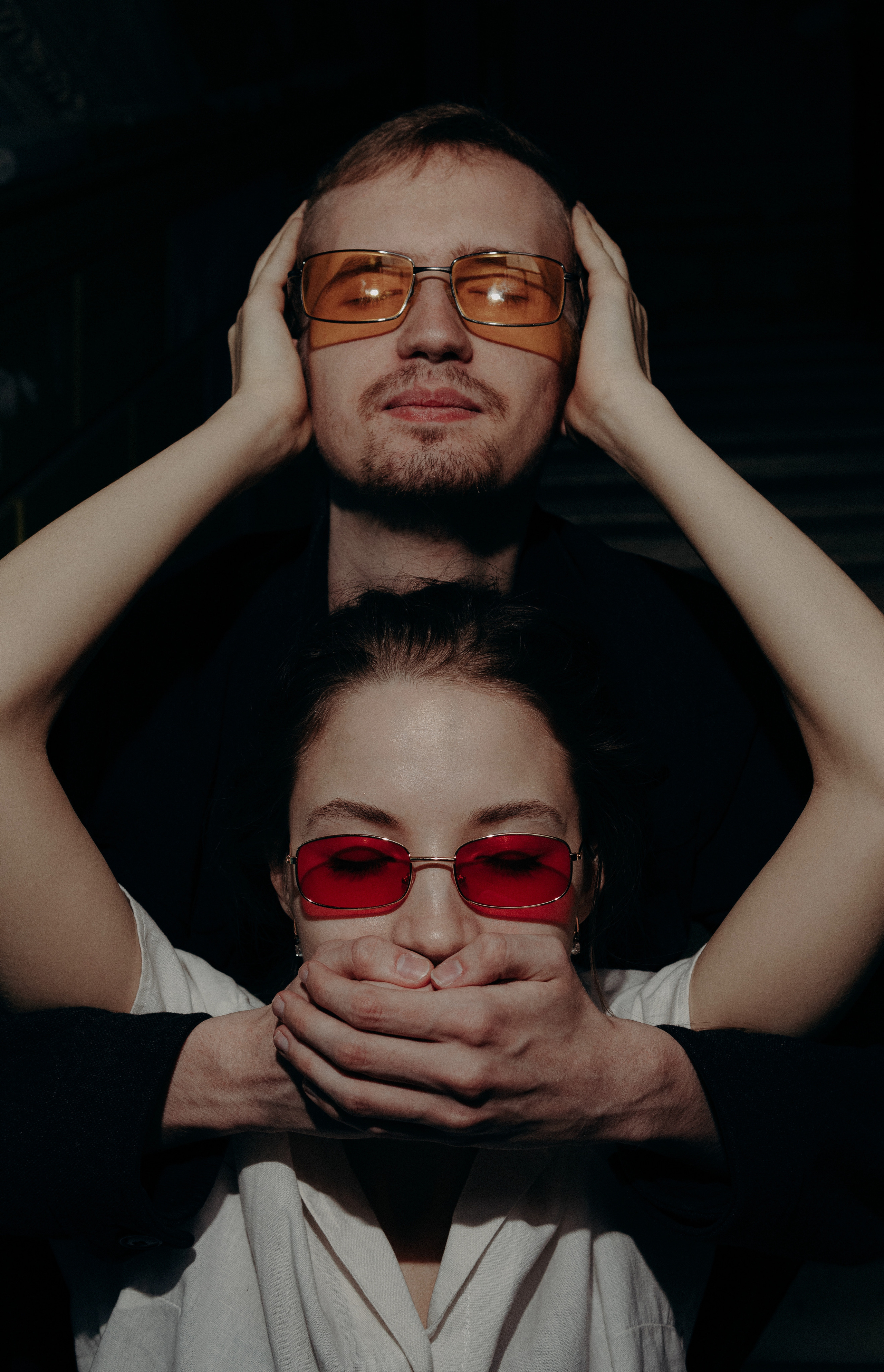 Фотосессия молодых людей в старинном подъезде. Фотограф в Ростове-на-Дону Игорь Апасеев