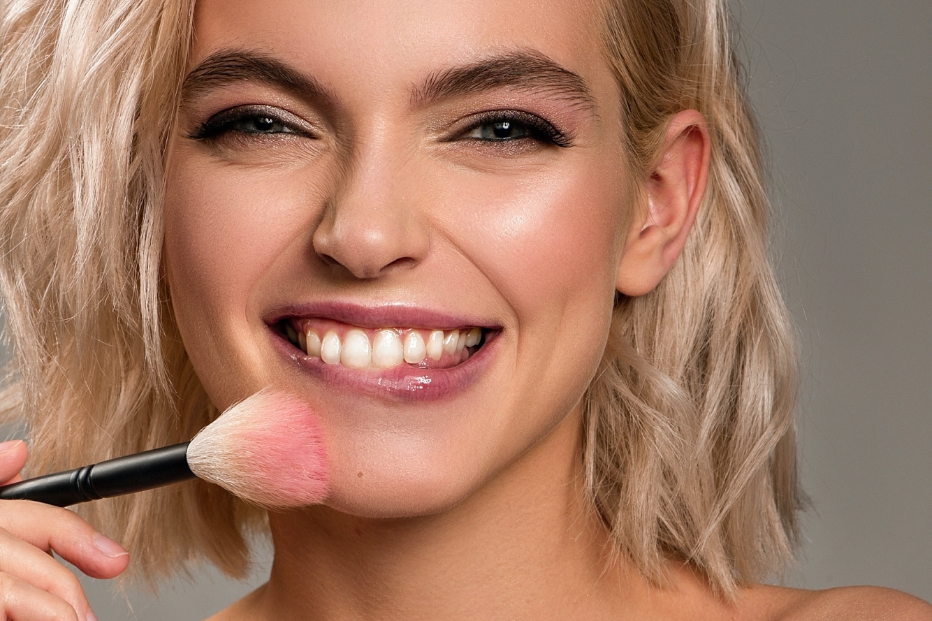 Портрет блондинки с кисточкой - бьюти фотосессия для портфолио стилистов в Москве