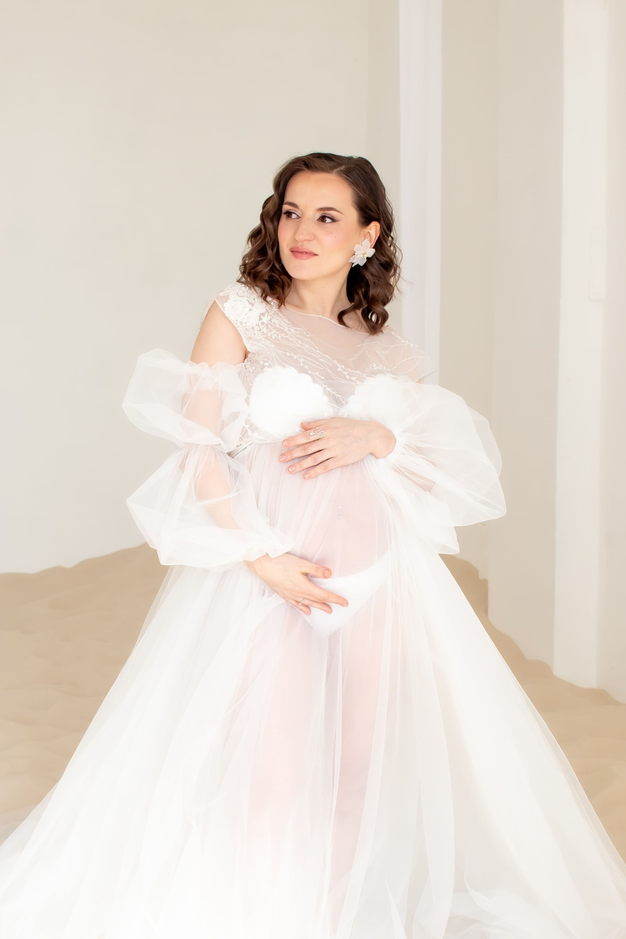 Фотосессия беременности в светлой студии, нежный образ, фотограф Карасёва Елена