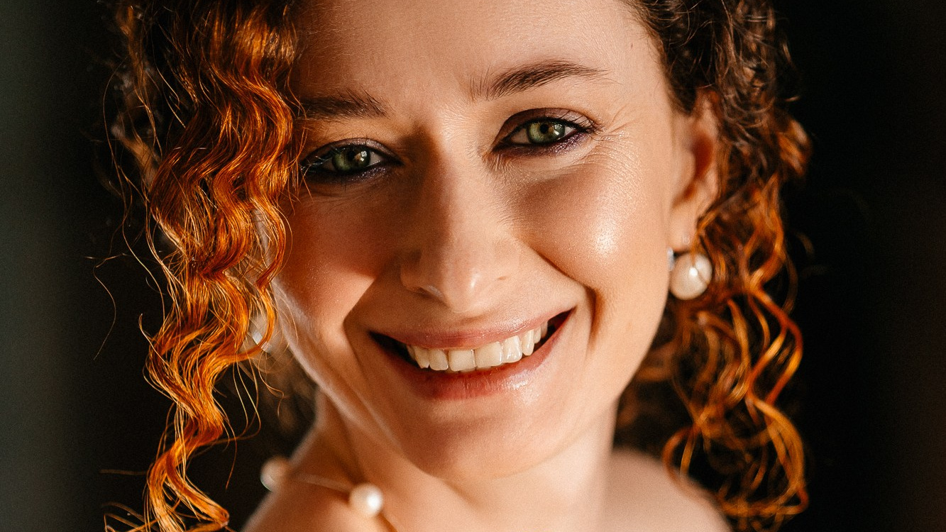 Женский портрет 40+ в светлой студии, мягкий взгляд и естественный свет — фотограф Екатерина Рудак, Мурманск