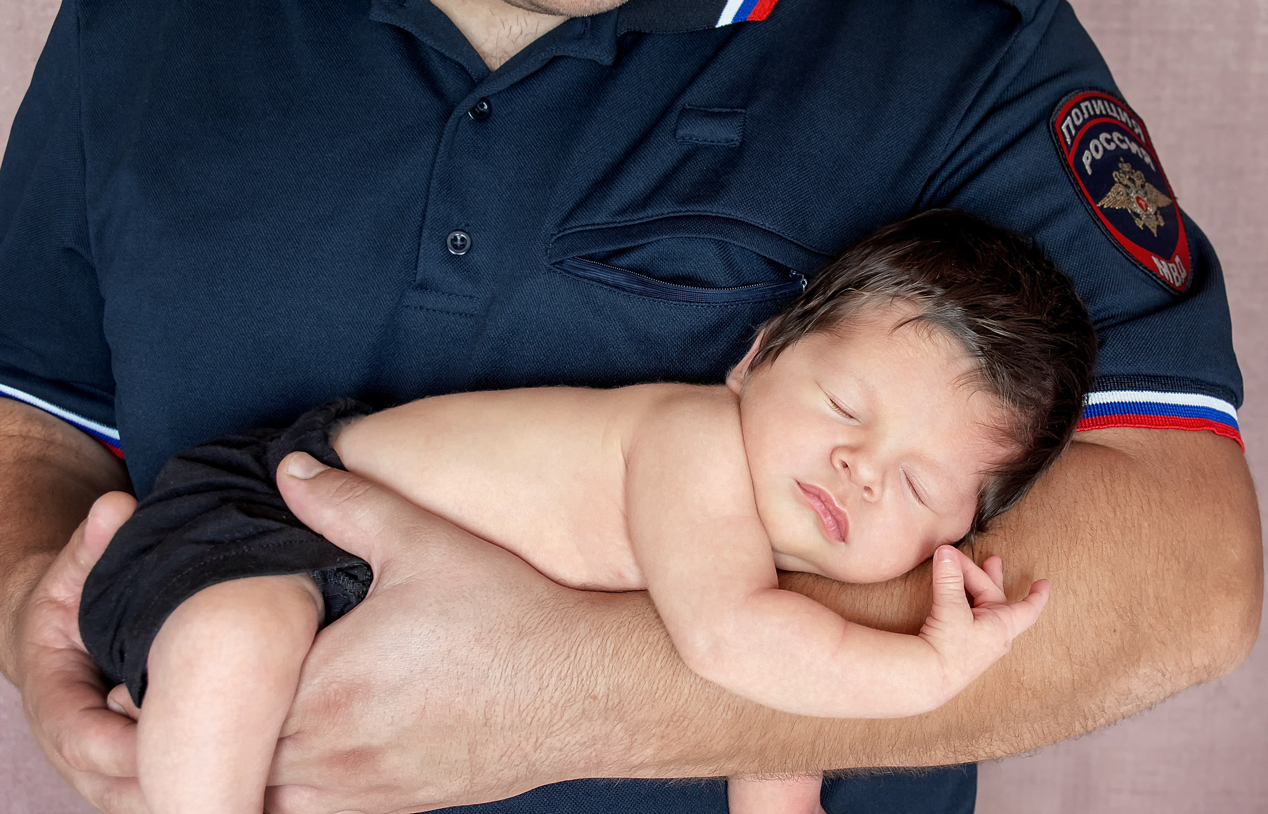 Фотосессия новорожденного с папой-полицейским в форме: нежность и защита