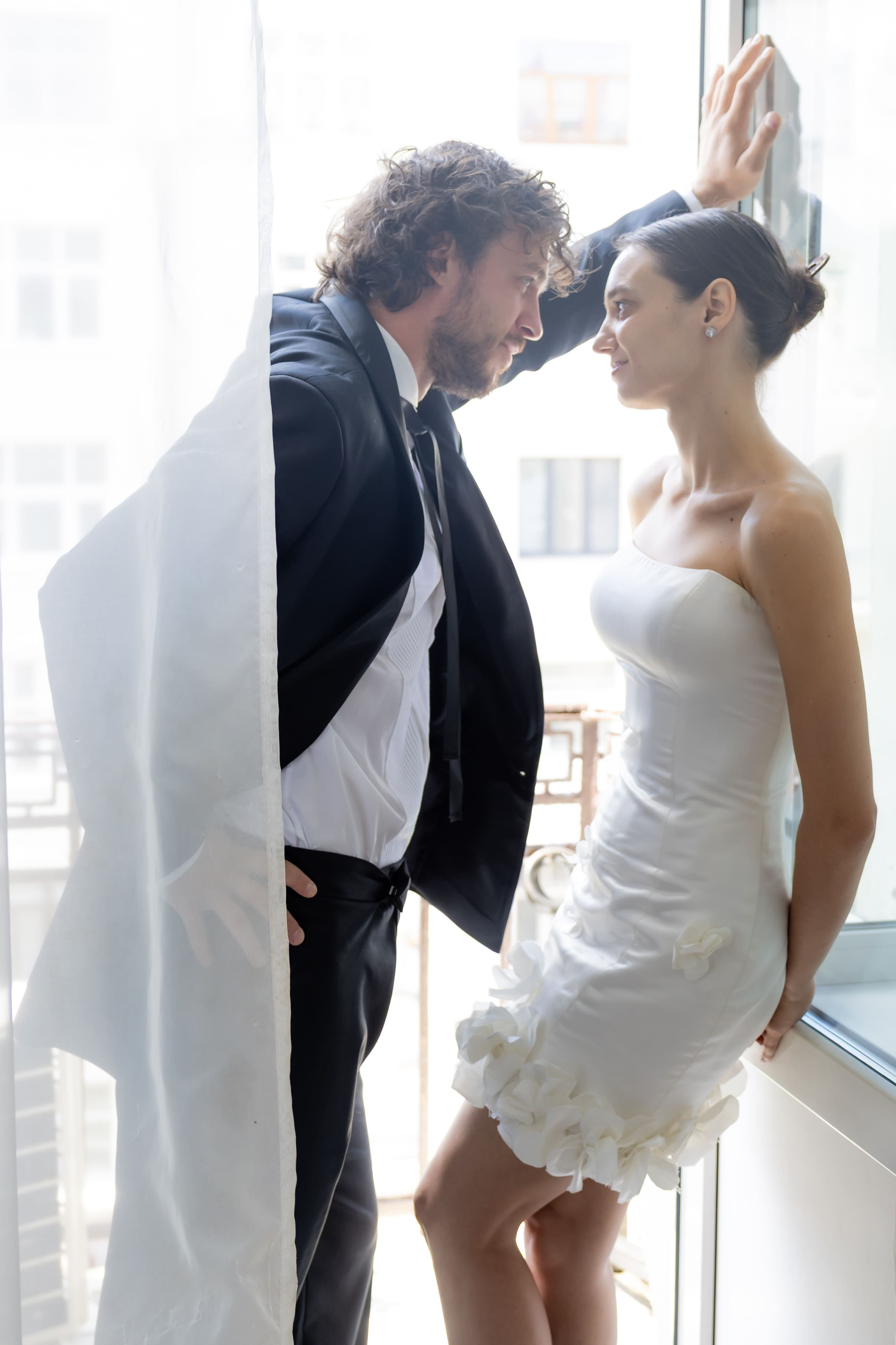 мужчина и женщина у окна, нежный момент пары, фотосессия Love Story в Москве