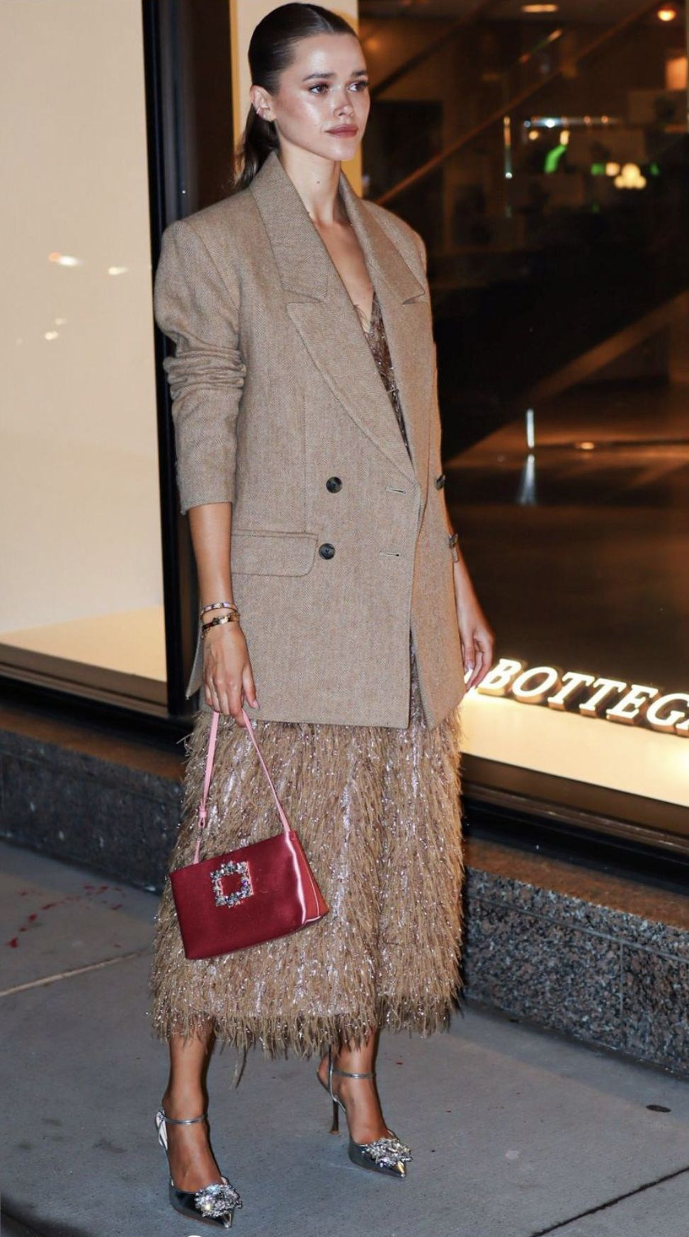 Бежевый удлиненный жакет поверх платья с пайетками, элегантный образ на новый год 2026, капсульный гардероб для роста масштаба. Блеск с интеллектом: пайетки добавляют энергии года Огненной Лошади, а плотный шерстяной жакет делает образ уместным для любого светского раута.