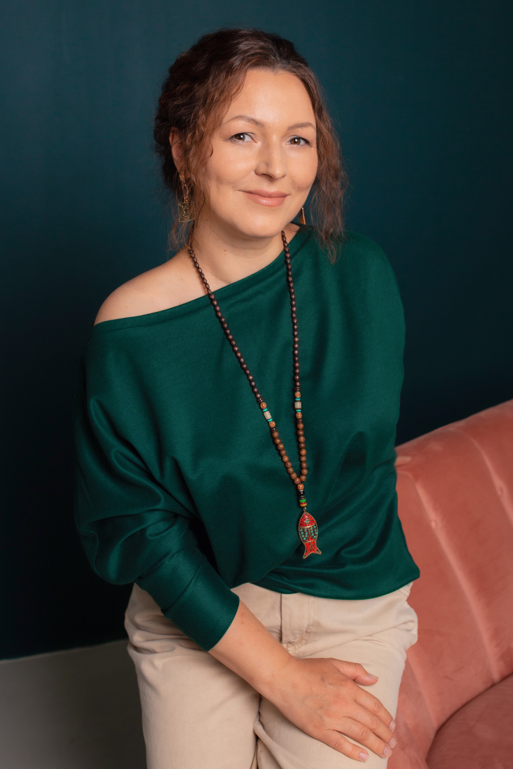 Фотограф новорожденных Наталья Садыкова с фотоаппаратом