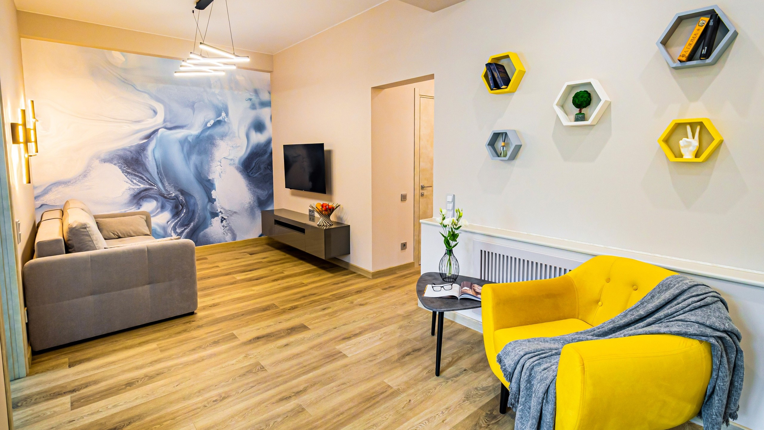 Интерьерная фотография — это жанр фотографии, направленный на съёмку внутренних пространств помещений с целью передать их атмосферу, дизайн, функциональность и эстетику. Этот жанр широко используется в архитектуре, дизайне интерьеров, рекламе недвижимости и декора. Интерьерная фотография требует внимания к деталям, понимания основ композиции и света, а также терпения, чтобы создать кадры, которые передадут красоту и функциональность пространства.