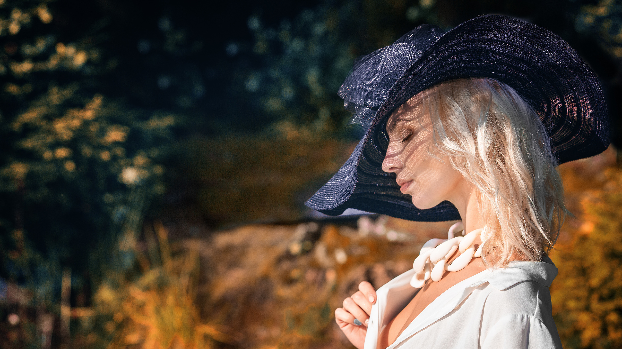 блондинка в черной шляпе